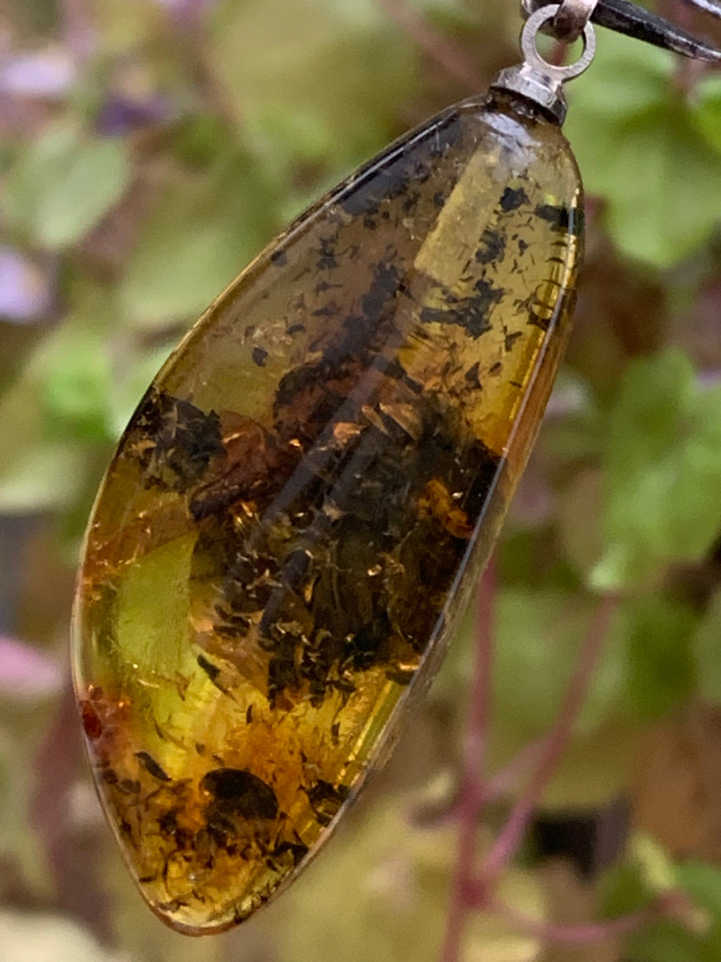 Ambre, pendentif de 40x13x9 millimètres, vendu avec cordon coulissant (réglable), en cuir noir de 40 à 70 centimètres !