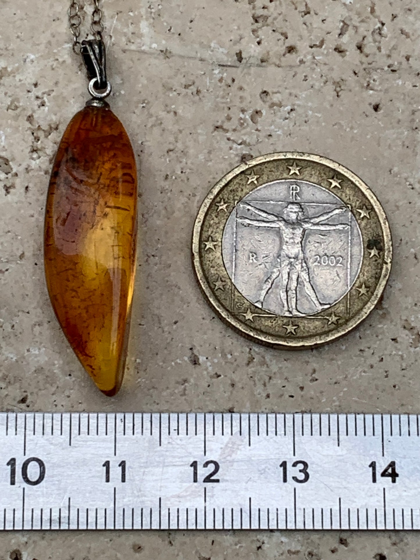 Ambre, pendentif de 40x13x9 millimètres, vendu avec cordon coulissant (réglable), en cuir noir de 40 à 70 centimètres !