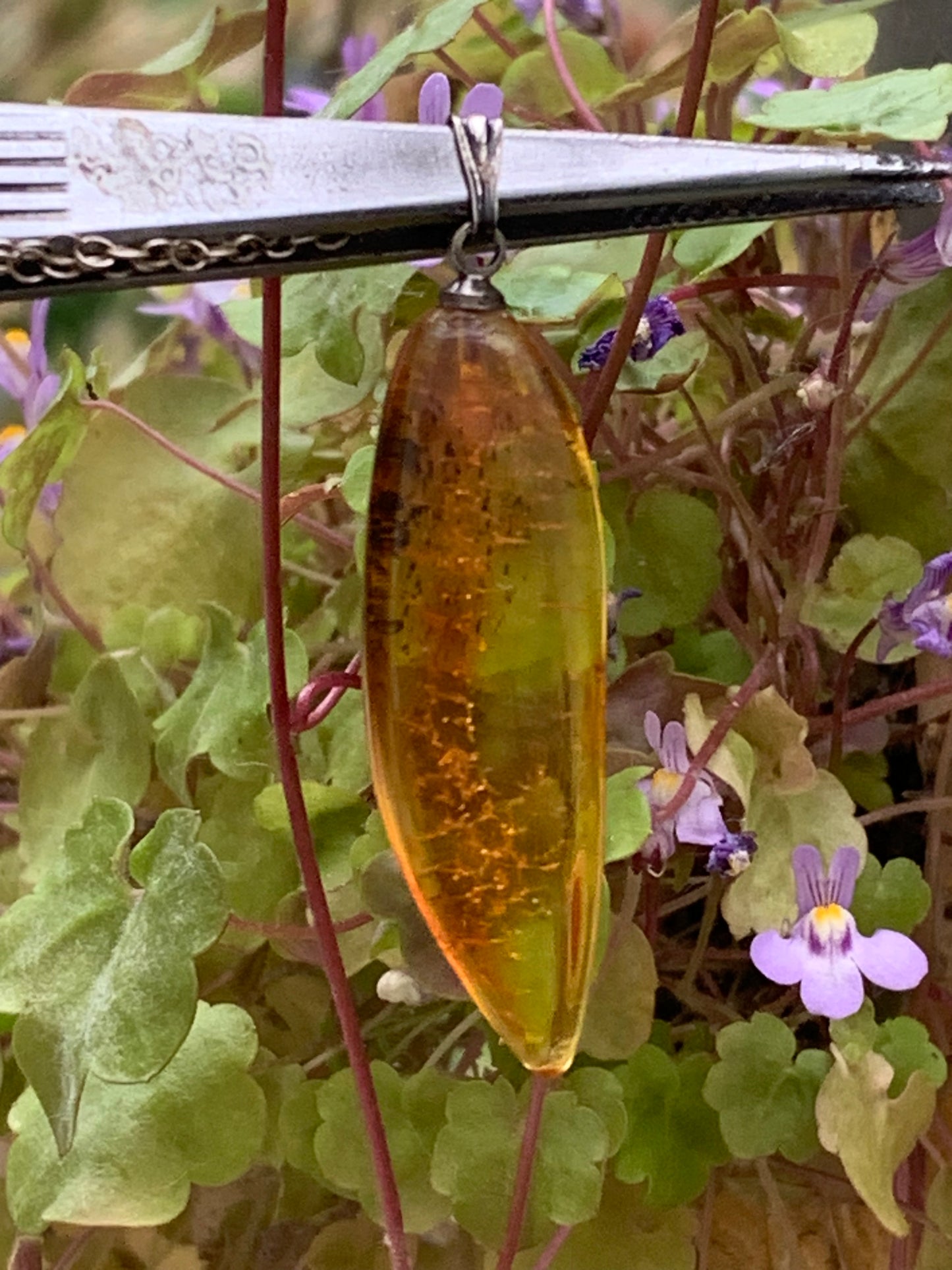 Ambre, pendentif de 40x13x9 millimètres, vendu avec cordon coulissant (réglable), en cuir noir de 40 à 70 centimètres !