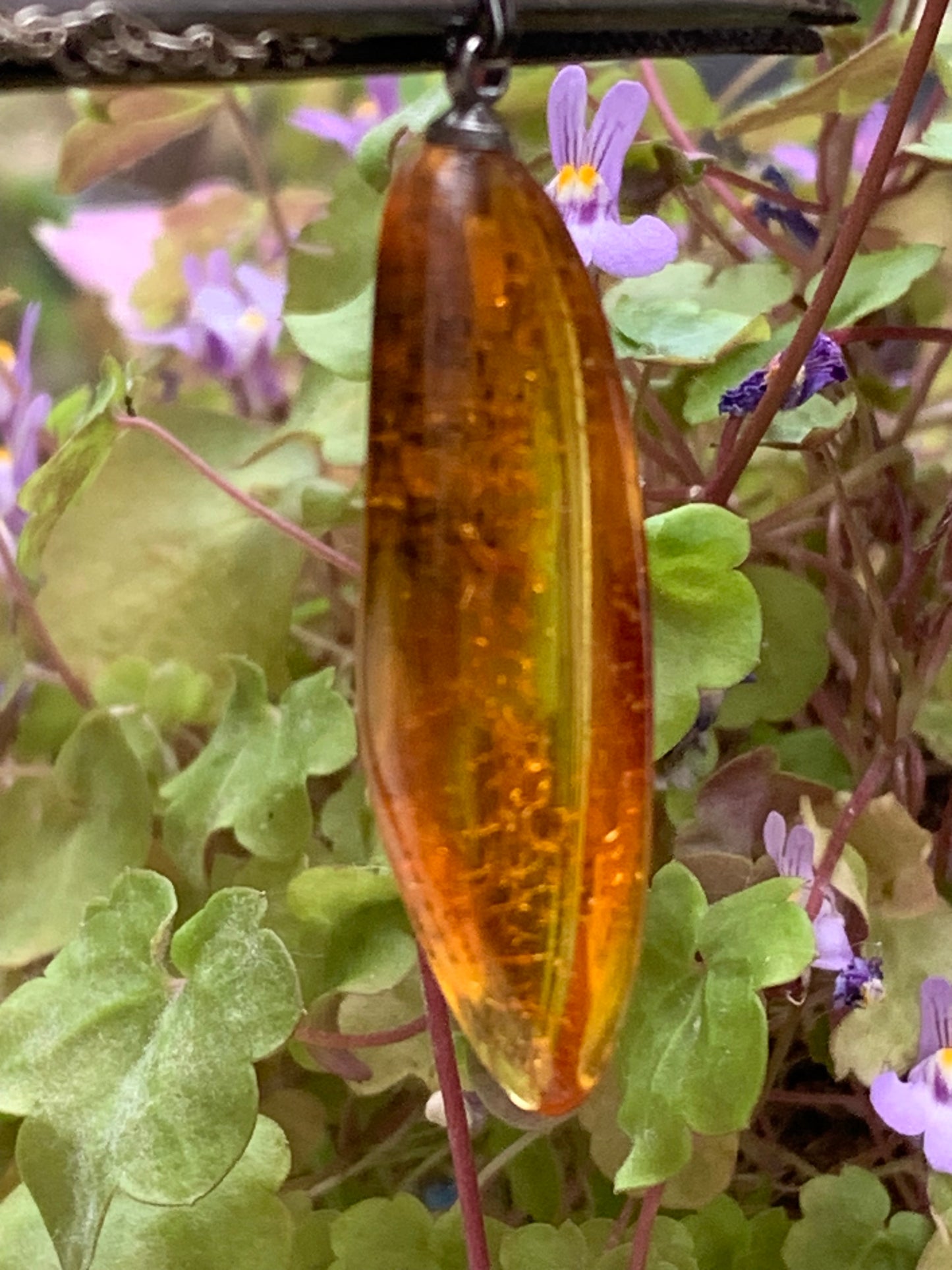 Ambre, pendentif de 40x13x9 millimètres, vendu avec cordon coulissant (réglable), en cuir noir de 40 à 70 centimètres !
