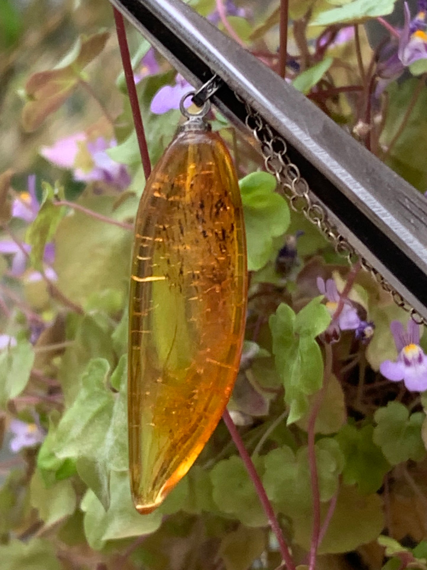 Ambre, pendentif de 40x13x9 millimètres, vendu avec cordon coulissant (réglable), en cuir noir de 40 à 70 centimètres !