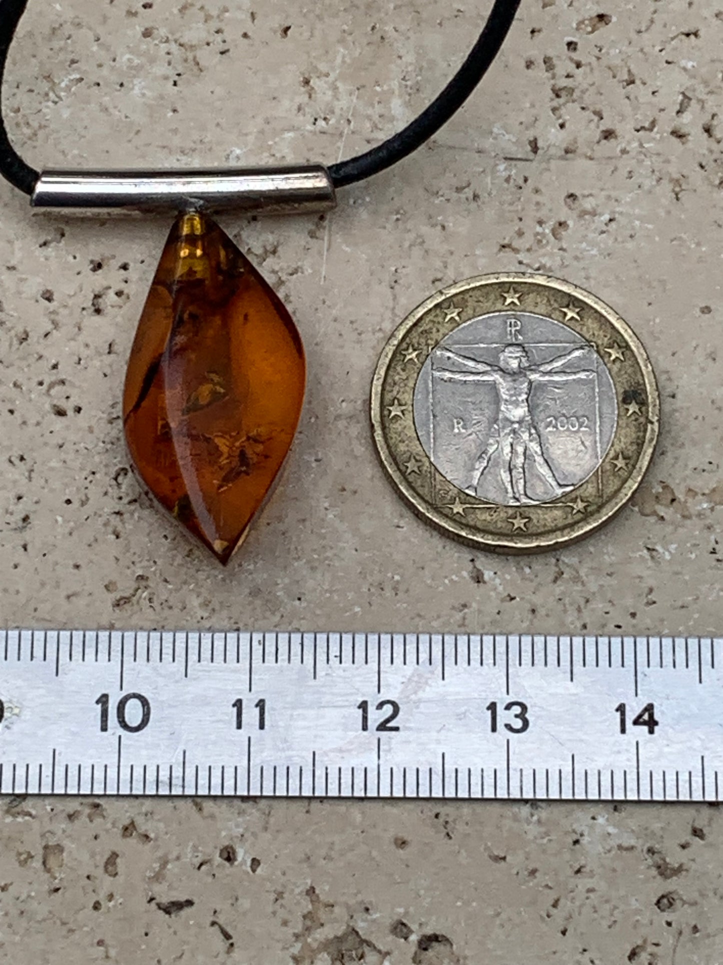 Ambre, pendentif en Argent, de 35x15x10 millimètres, vendu avec cordon en cuir noir de 42 centimètres !