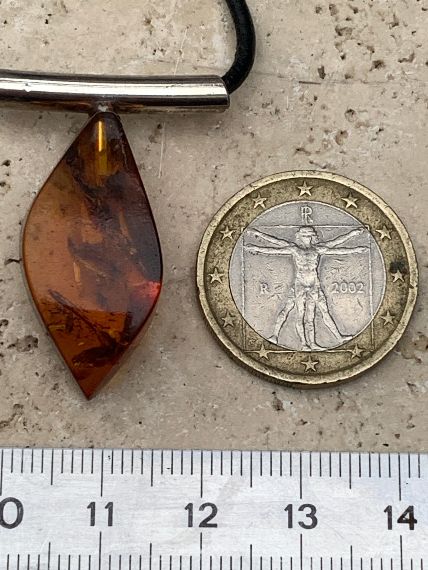 Ambre, pendentif en Argent, de 35x15x10 millimètres, vendu avec cordon en cuir noir de 42 centimètres !