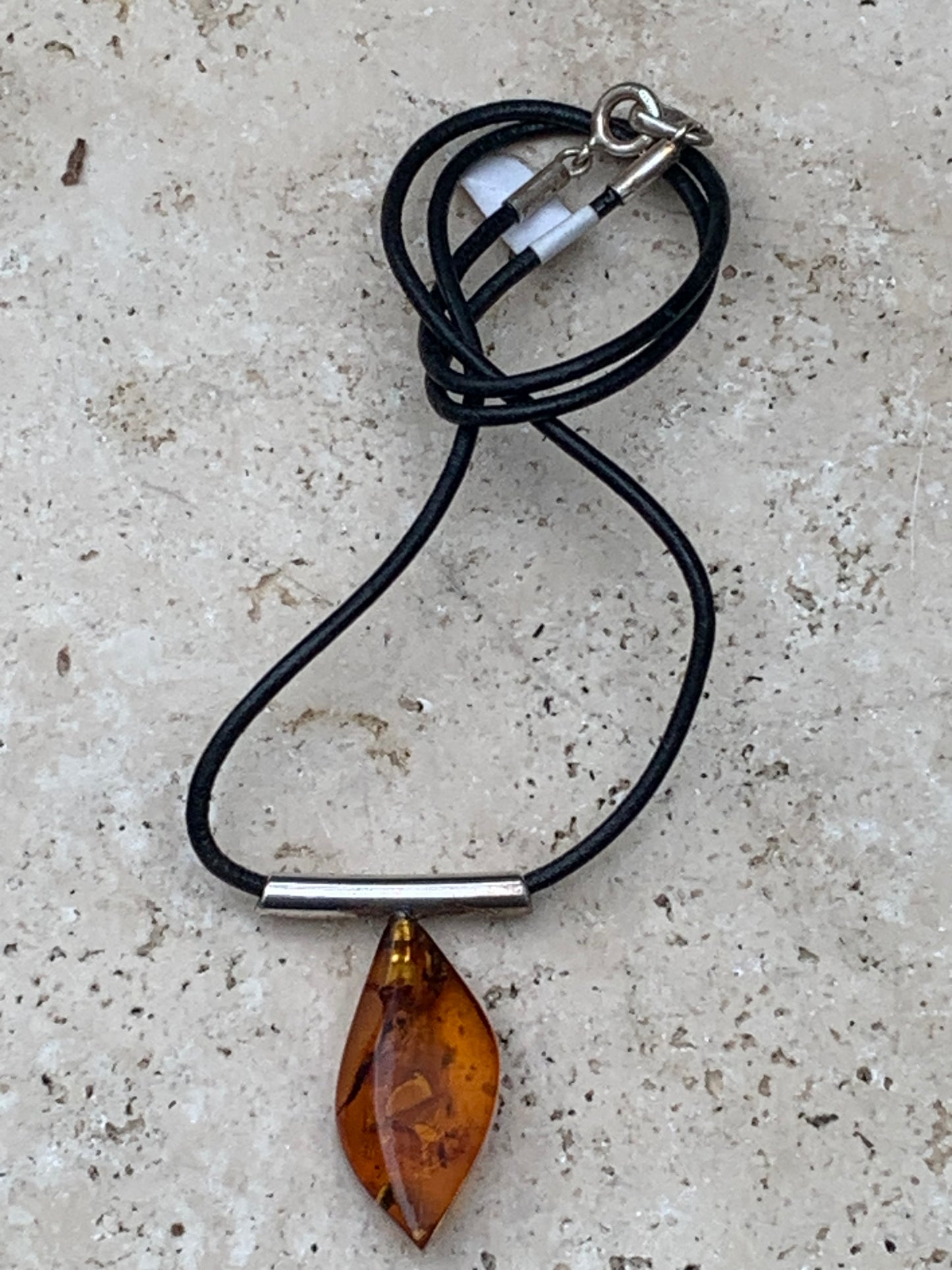 Ambre, pendentif en Argent, de 35x15x10 millimètres, vendu avec cordon en cuir noir de 42 centimètres !