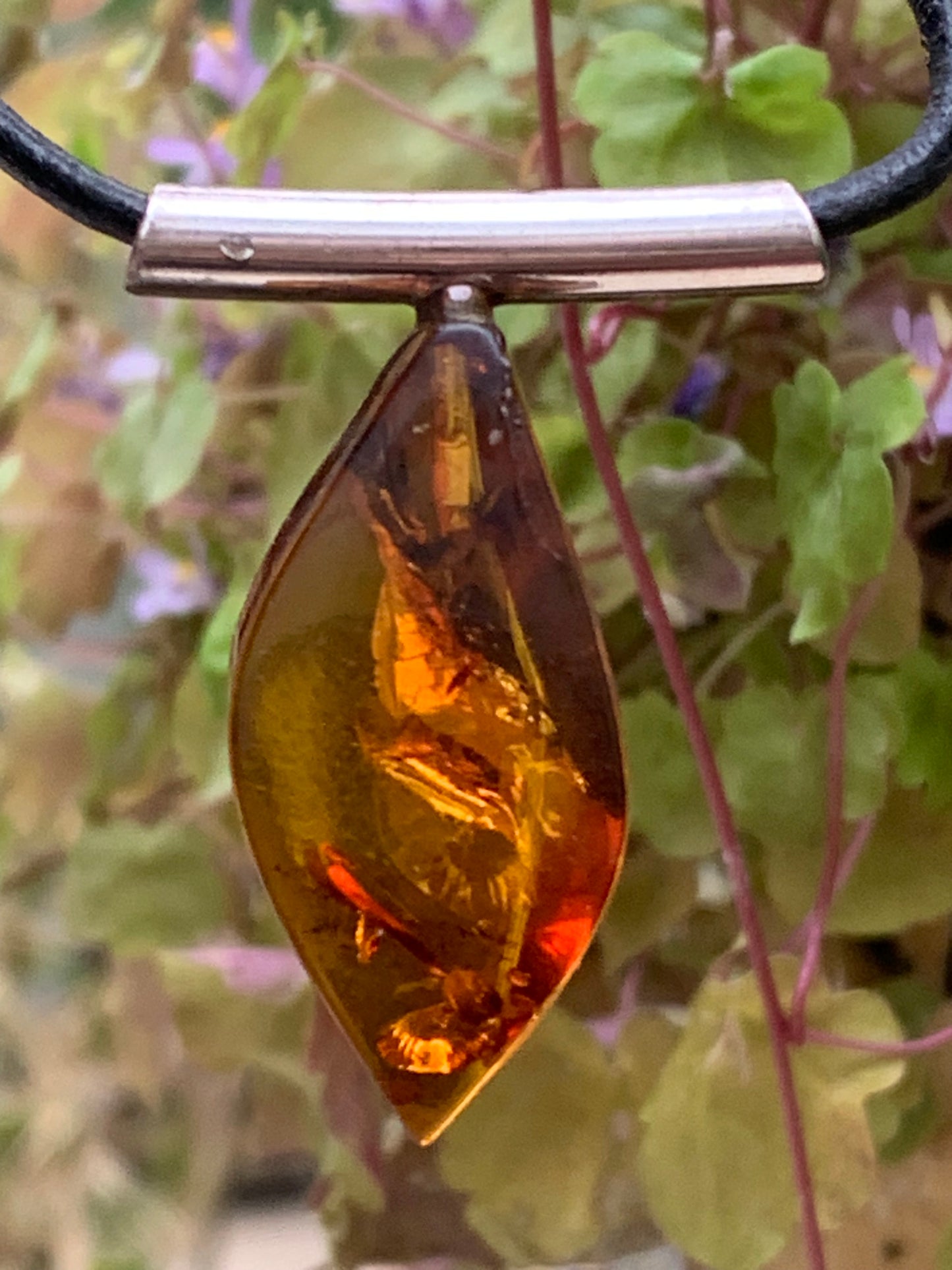 Ambre, pendentif en Argent, de 35x15x10 millimètres, vendu avec cordon en cuir noir de 42 centimètres !