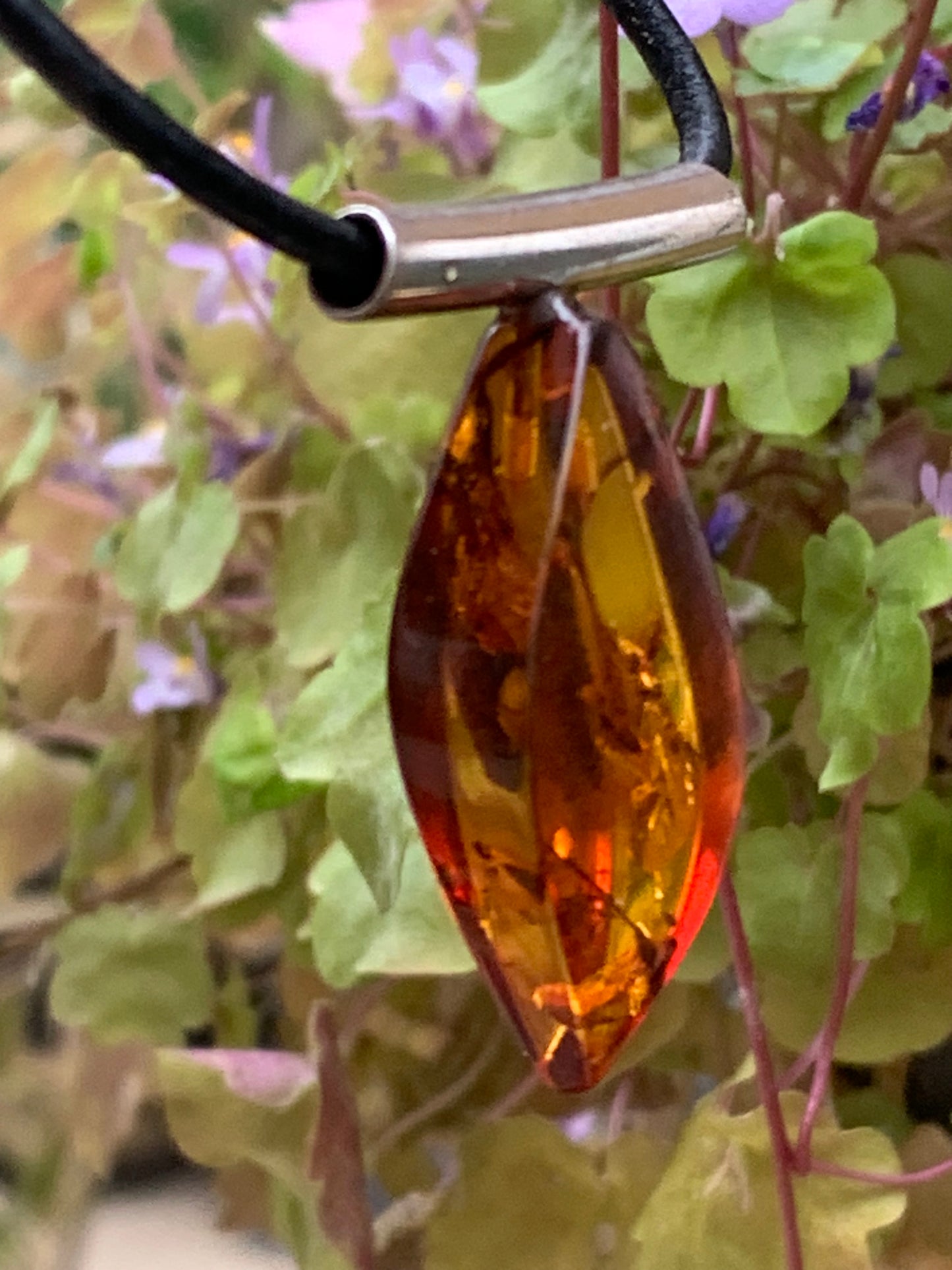 Ambre, pendentif en Argent, de 35x15x10 millimètres, vendu avec cordon en cuir noir de 42 centimètres !