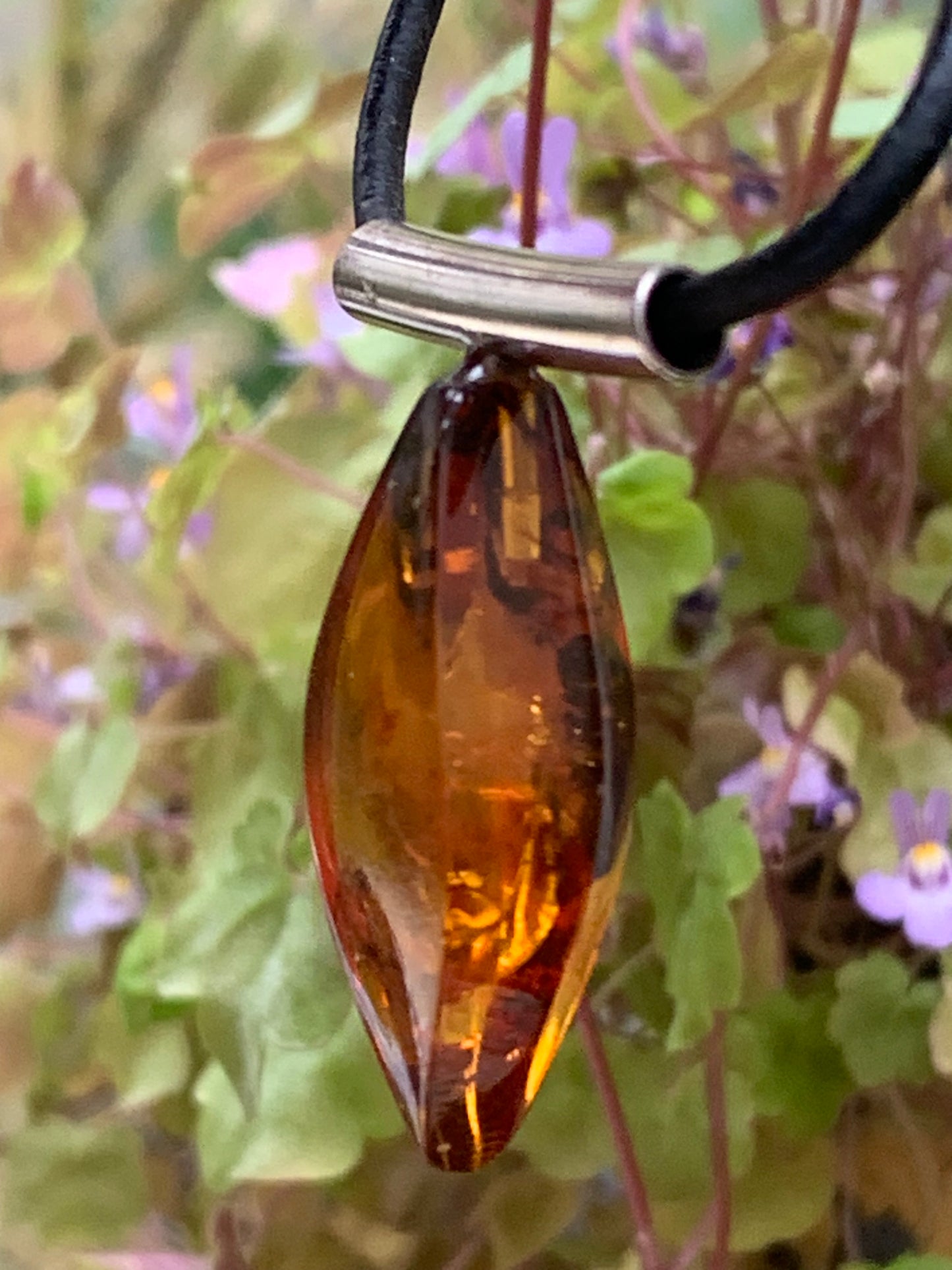 Ambre, pendentif en Argent, de 35x15x10 millimètres, vendu avec cordon en cuir noir de 42 centimètres !