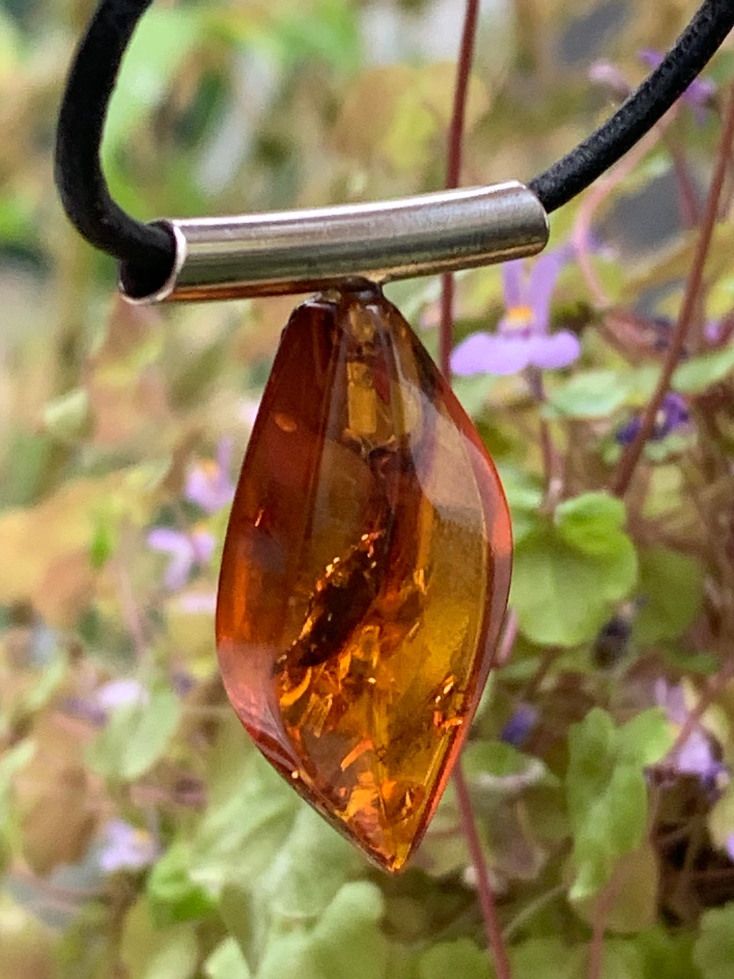 Ambre, pendentif en Argent, de 35x15x10 millimètres, vendu avec cordon en cuir noir de 42 centimètres !