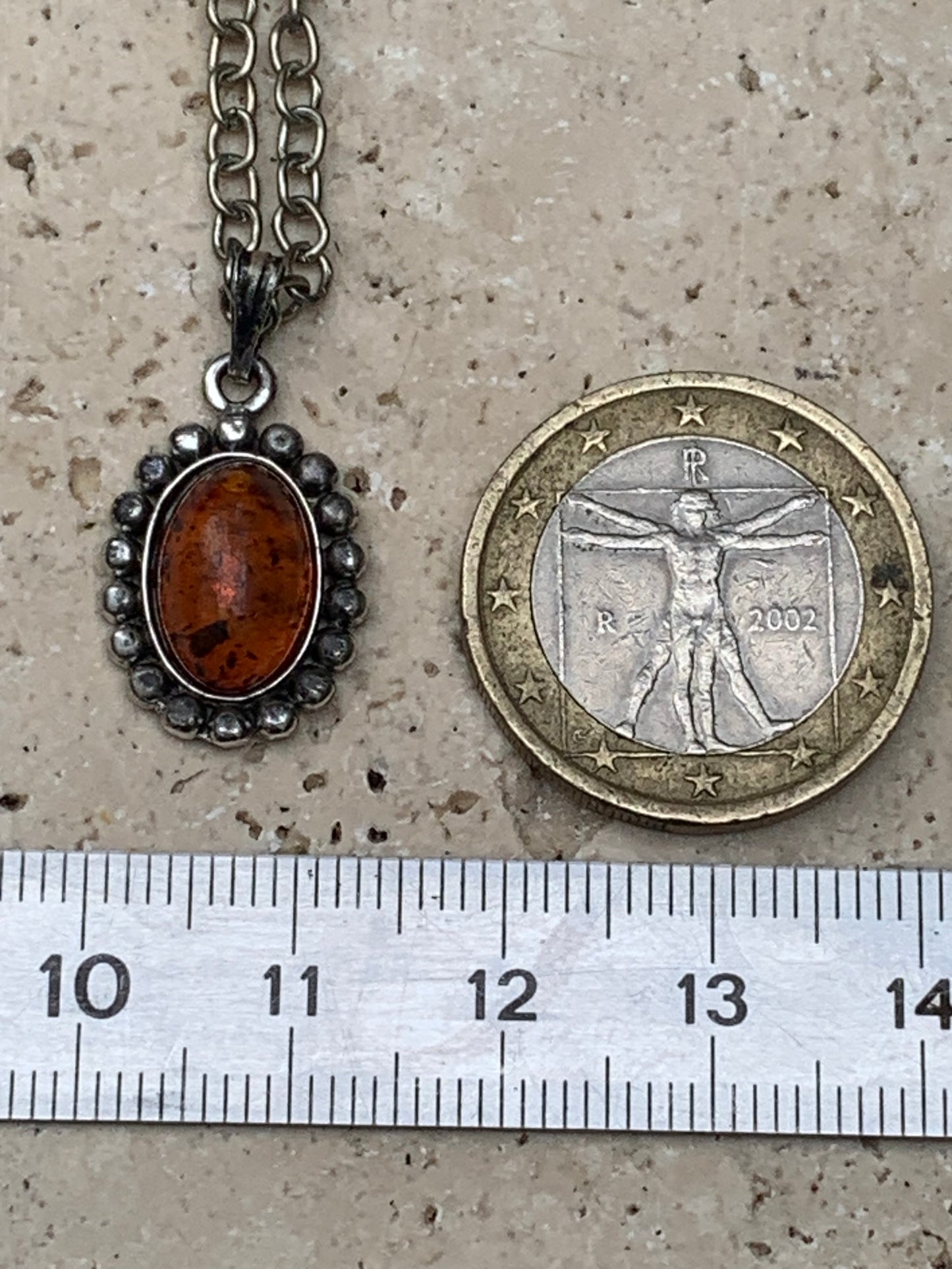 Ambre, pendentif de 25x13x5 millimètres, vendu avec cordon en cuir noir de 42 centimètres !