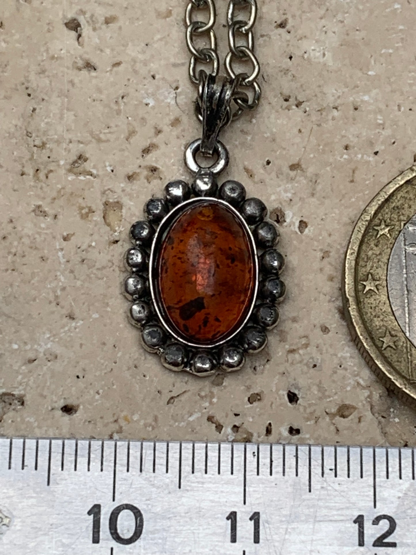 Ambre, pendentif de 25x13x5 millimètres, vendu avec cordon en cuir noir de 42 centimètres !