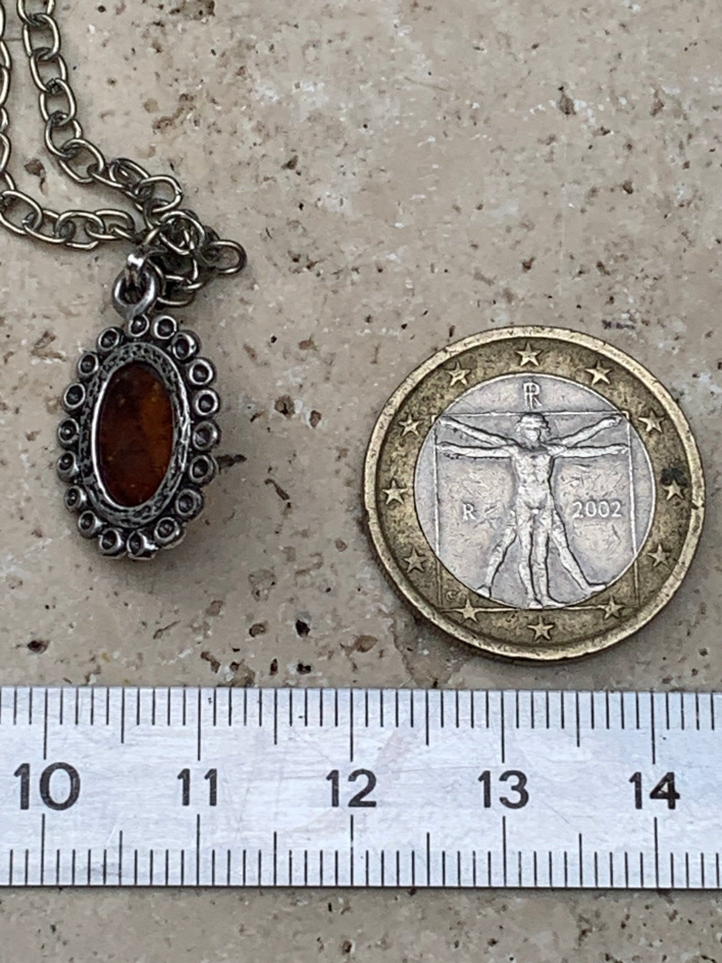 Ambre, pendentif de 25x13x5 millimètres, vendu avec cordon en cuir noir de 42 centimètres !