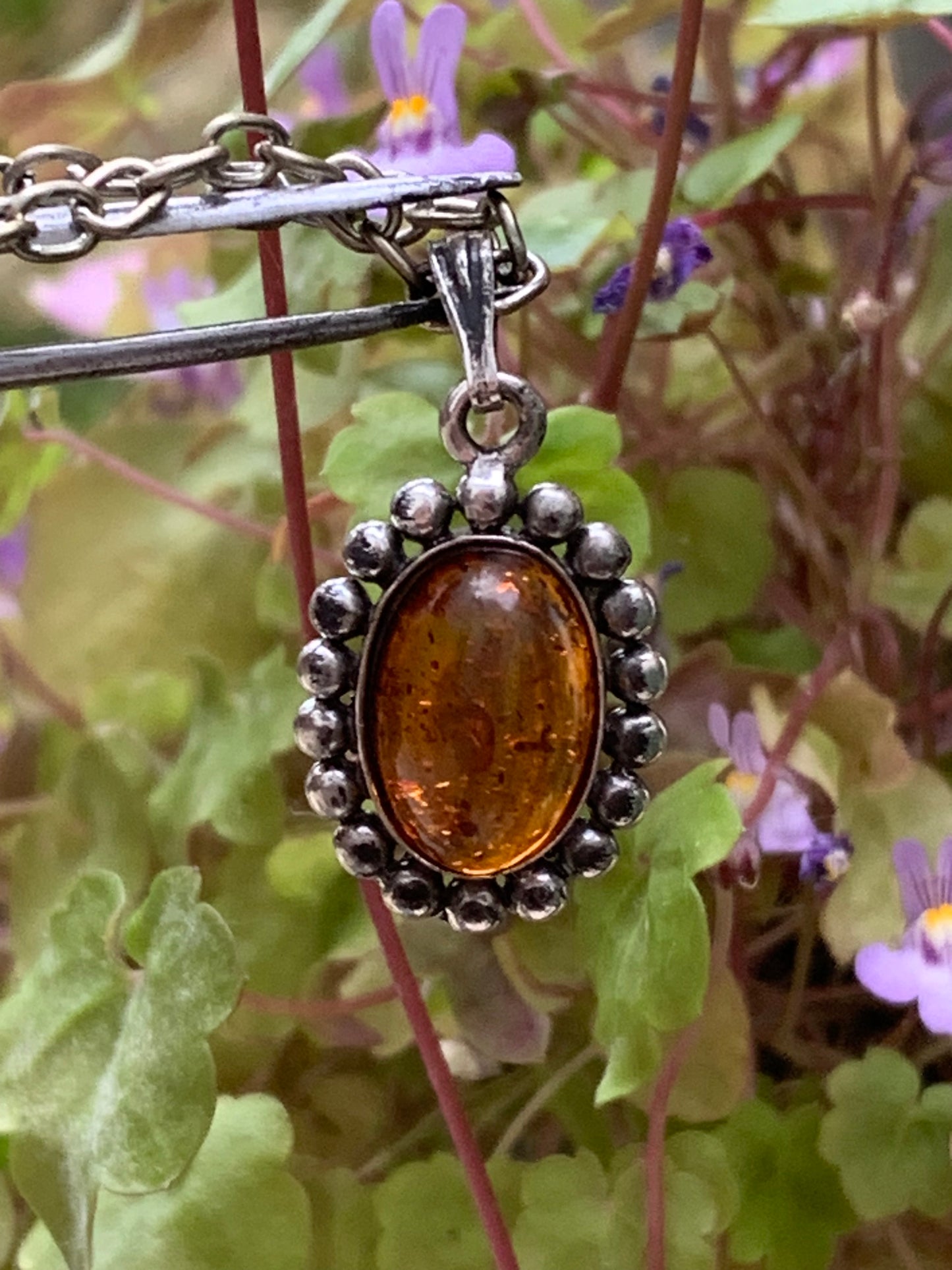 Ambre, pendentif de 25x13x5 millimètres, vendu avec cordon en cuir noir de 42 centimètres !