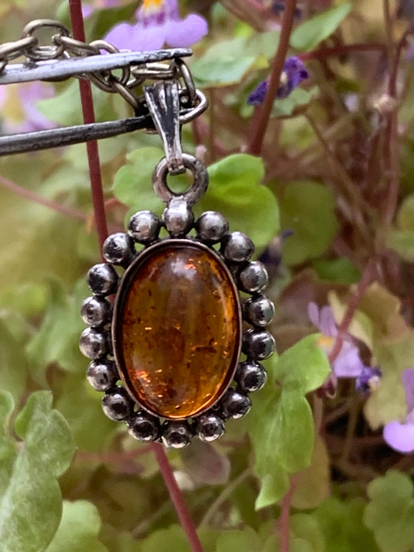 Ambre, pendentif de 25x13x5 millimètres, vendu avec cordon en cuir noir de 42 centimètres !