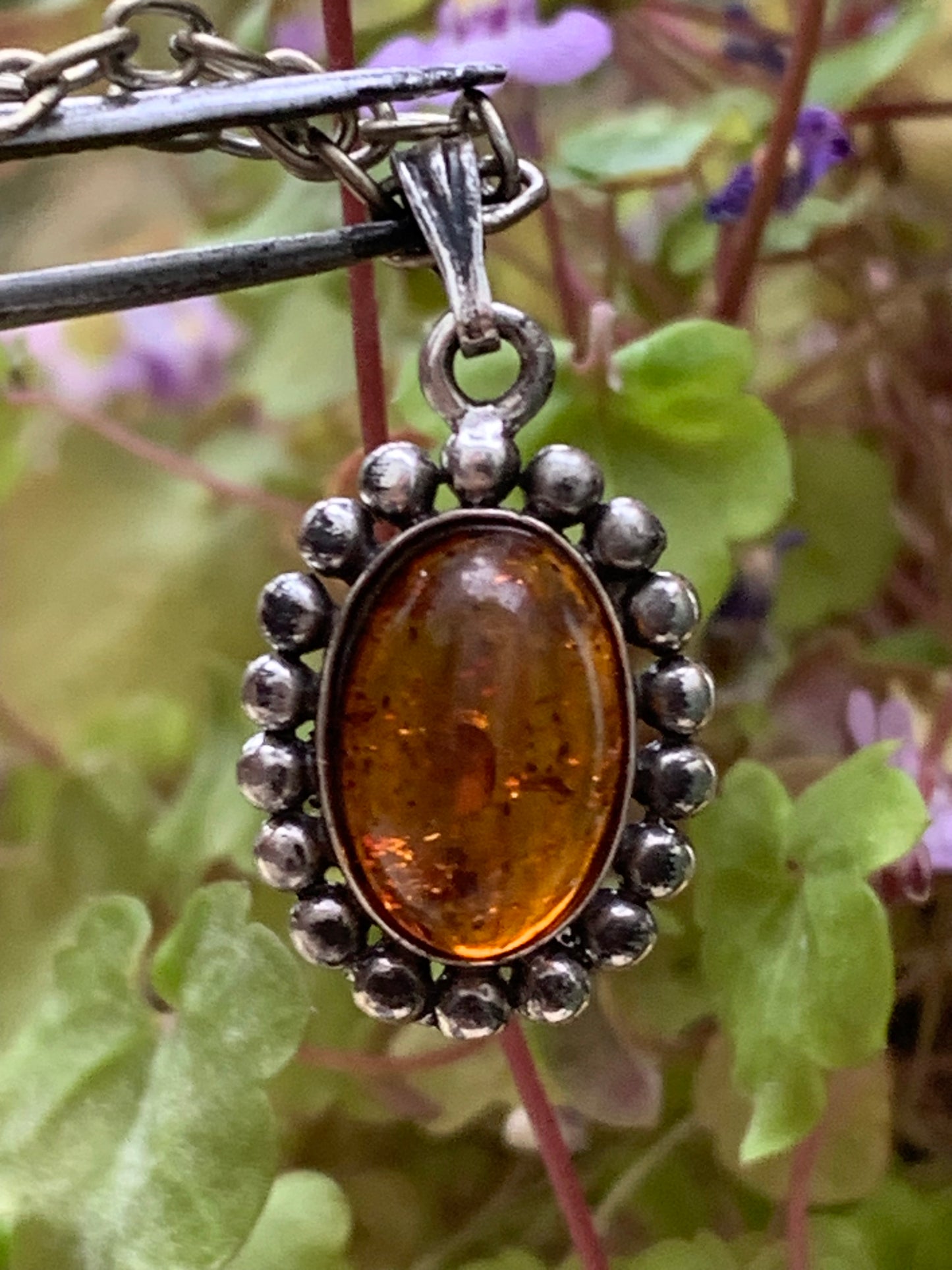 Ambre, pendentif de 25x13x5 millimètres, vendu avec cordon en cuir noir de 42 centimètres !