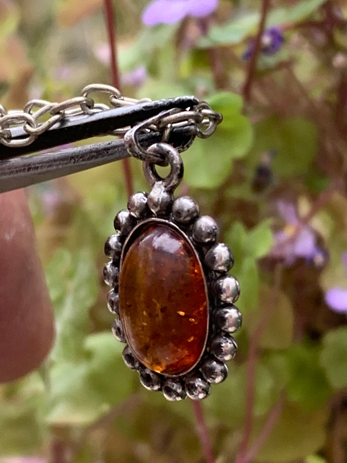 Ambre, pendentif de 25x13x5 millimètres, vendu avec cordon en cuir noir de 42 centimètres !