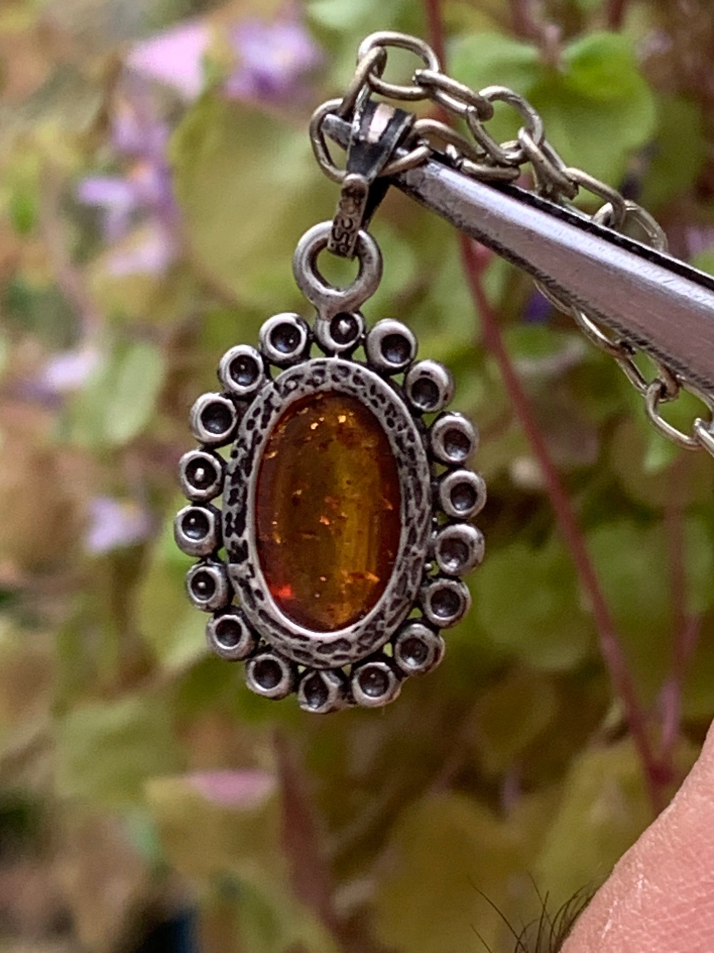 Ambre, pendentif de 25x13x5 millimètres, vendu avec cordon en cuir noir de 42 centimètres !