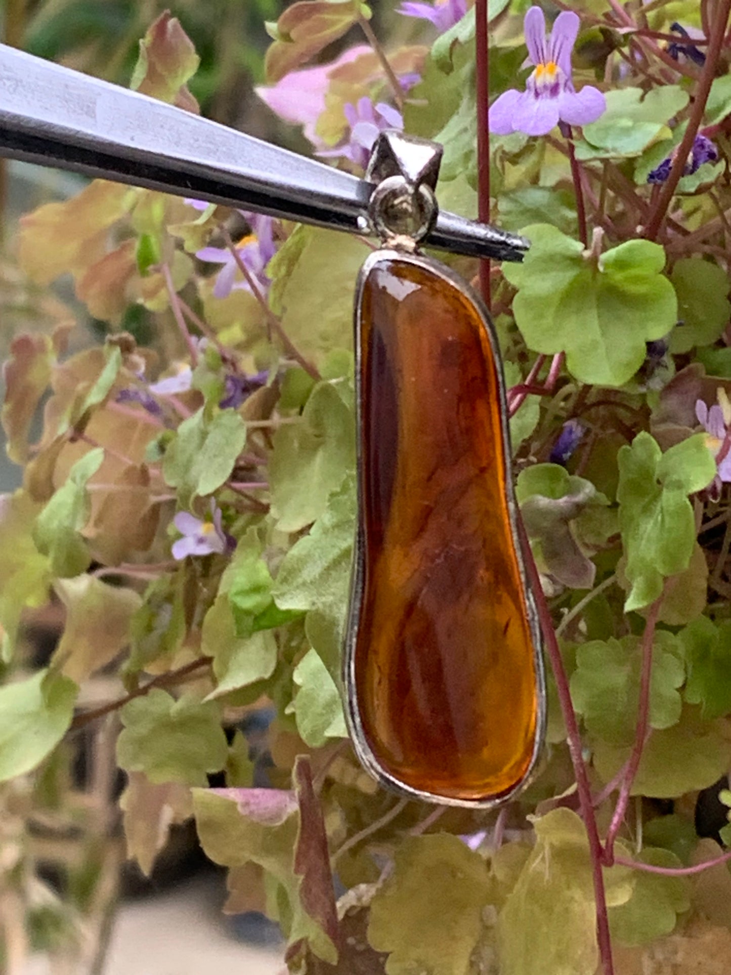 Ambre, superbe pendentif en Argent de 50x15x7 mm. Vendu avec cordon coulissant (réglable), en cuir noir de 40 à 70 cm !