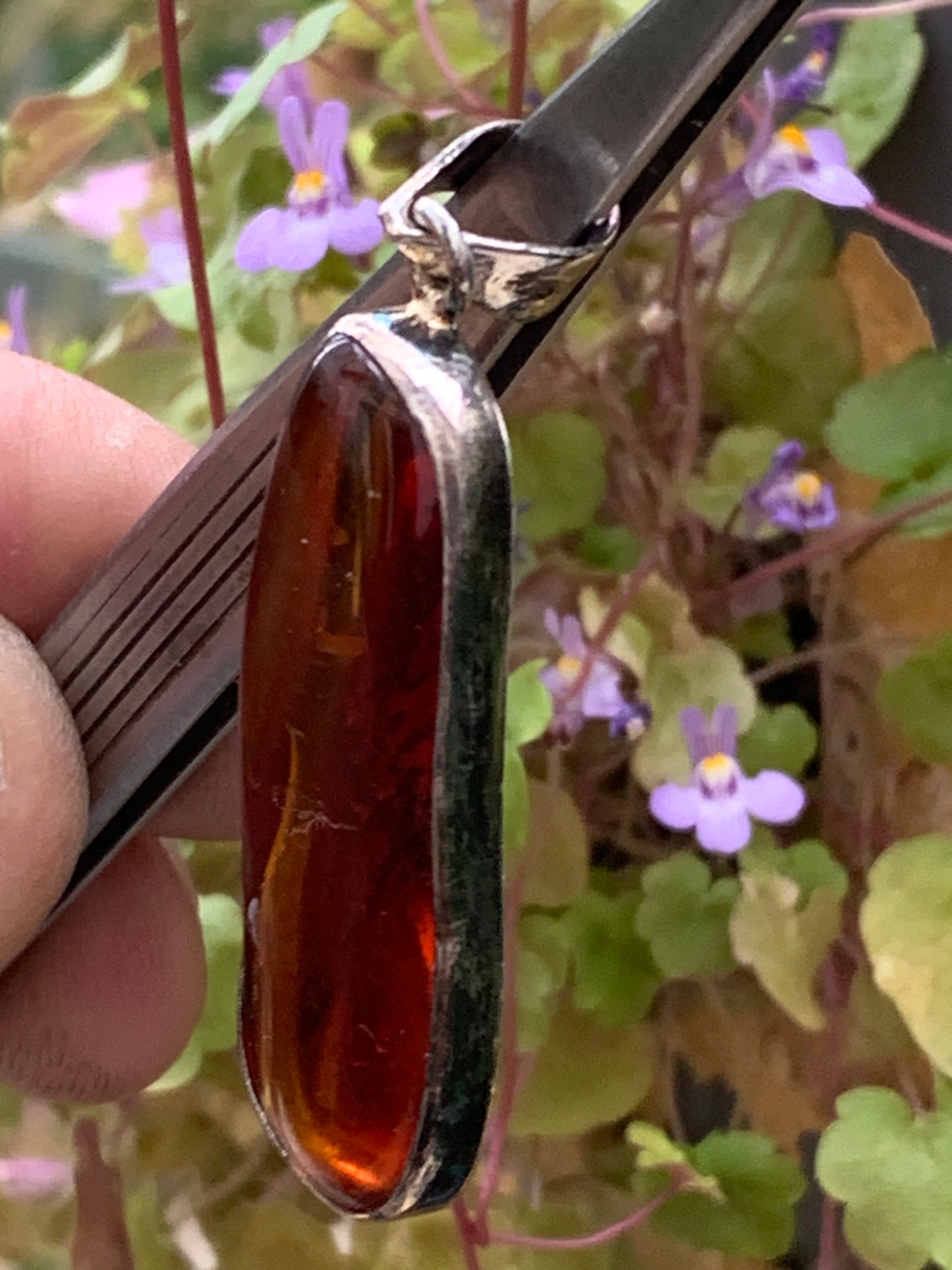 Ambre, superbe pendentif en Argent de 50x15x7 mm. Vendu avec cordon coulissant (réglable), en cuir noir de 40 à 70 cm !