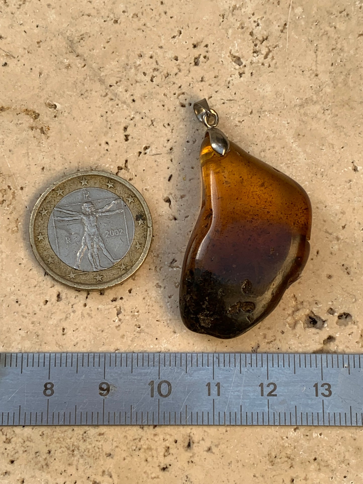 Ambre, pendentif, galet naturel poli de 47x22x10 millimètres, vendu avec cordon coulissant (réglable), en cuir noir de 40 à 70 centimètres !
