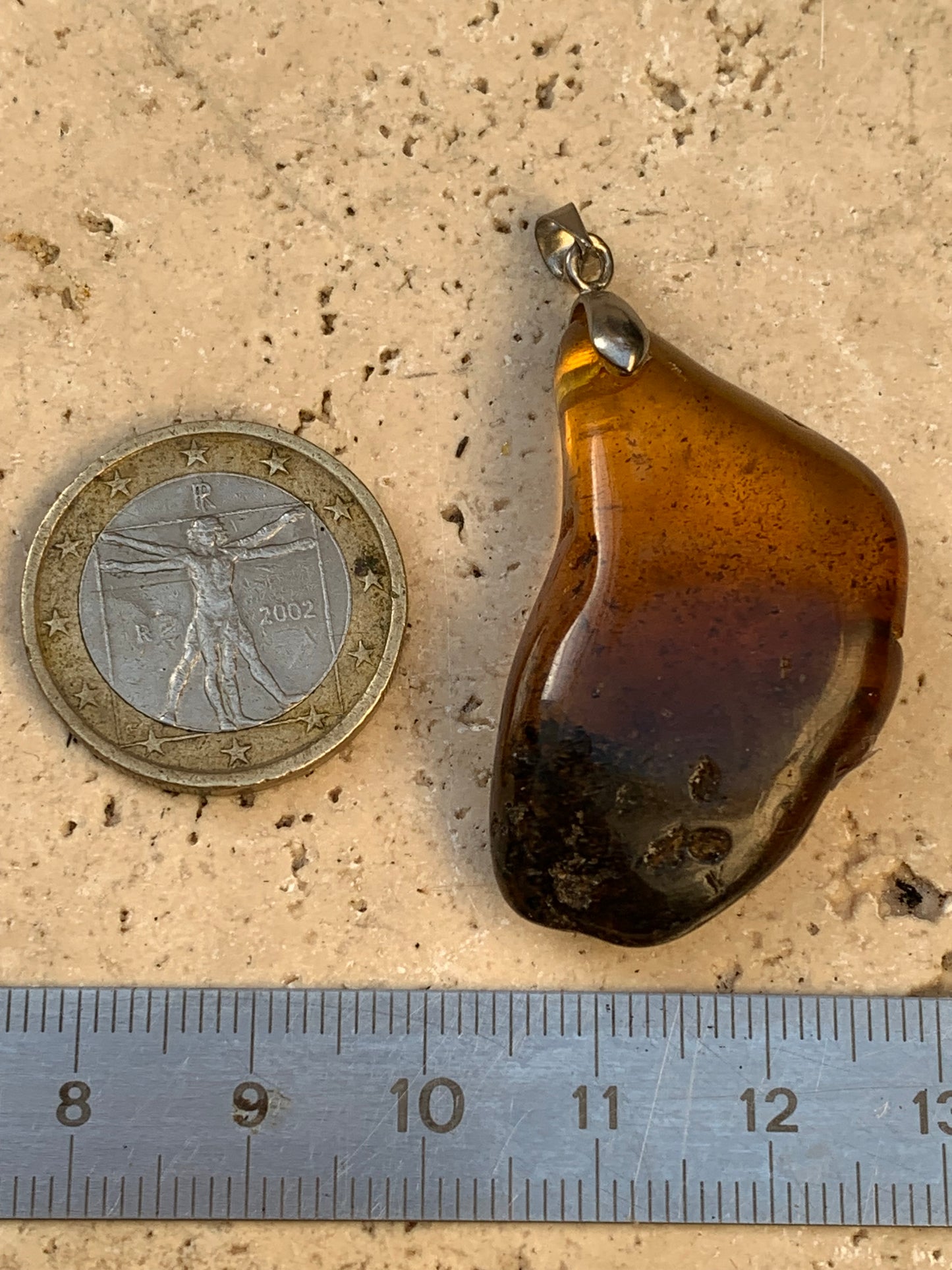 Ambre, pendentif, galet naturel poli de 47x22x10 millimètres, vendu avec cordon coulissant (réglable), en cuir noir de 40 à 70 centimètres !
