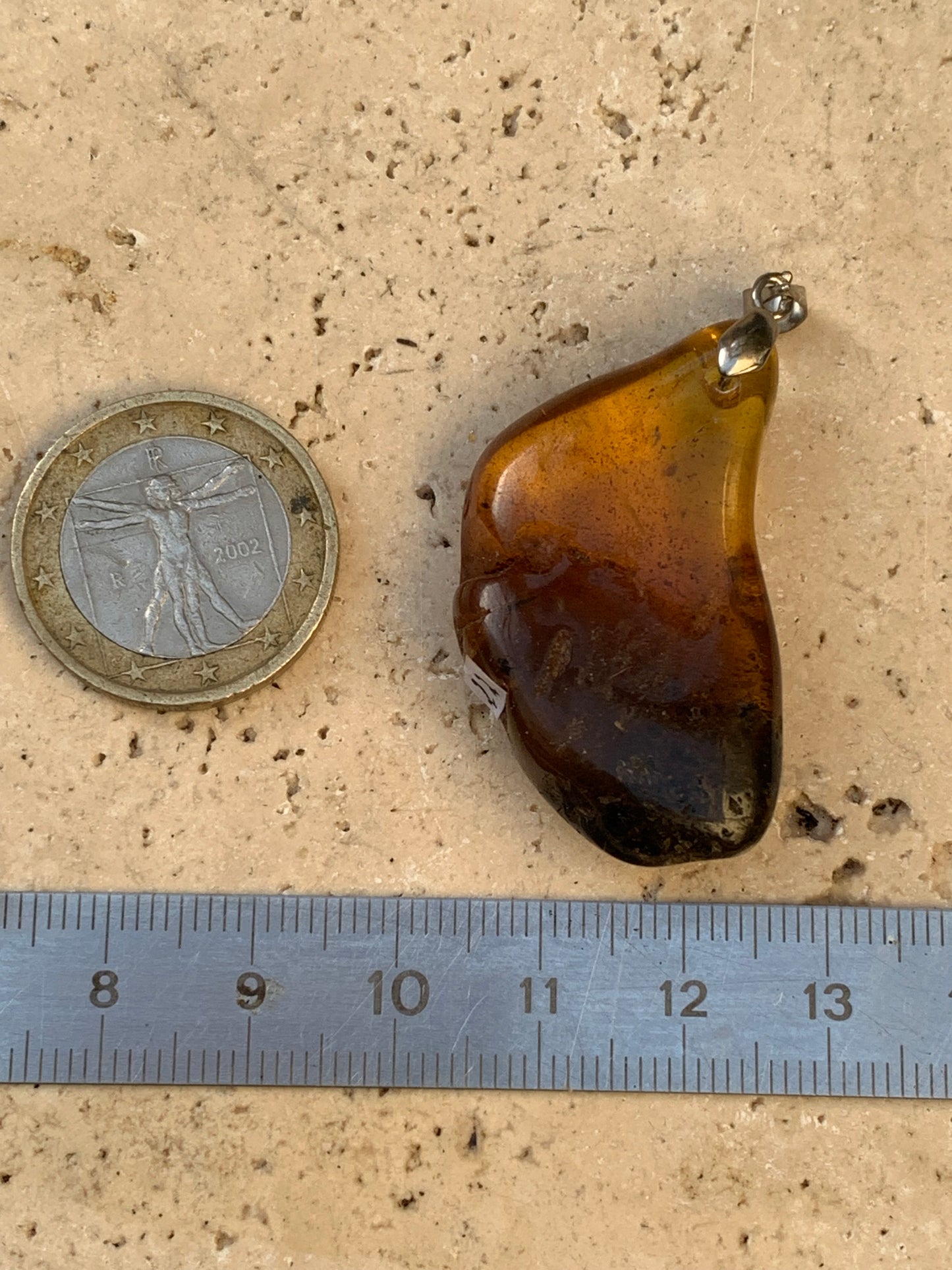 Ambre, pendentif, galet naturel poli de 47x22x10 millimètres, vendu avec cordon coulissant (réglable), en cuir noir de 40 à 70 centimètres !