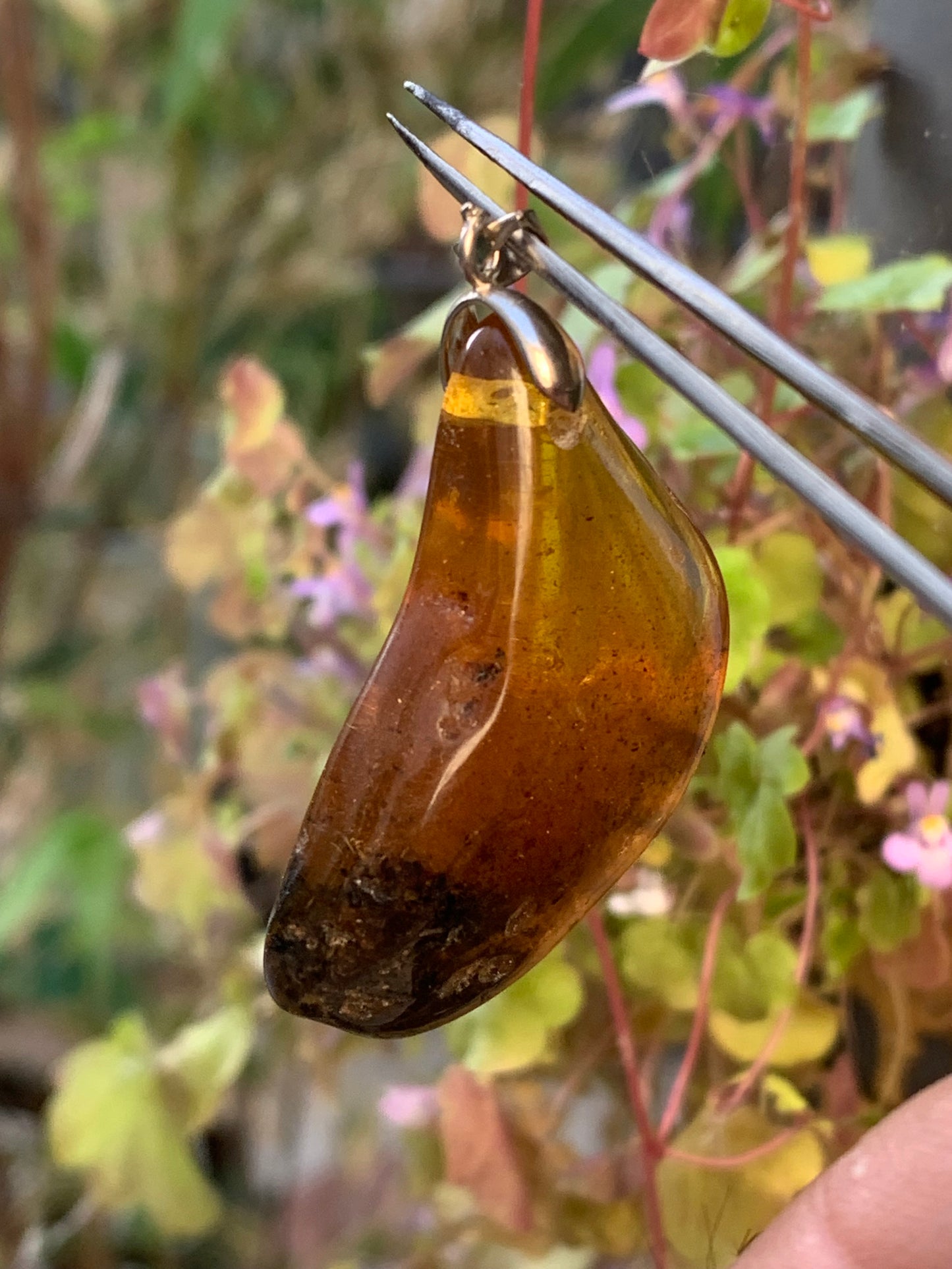 Ambre, pendentif, galet naturel poli de 47x22x10 millimètres, vendu avec cordon coulissant (réglable), en cuir noir de 40 à 70 centimètres !