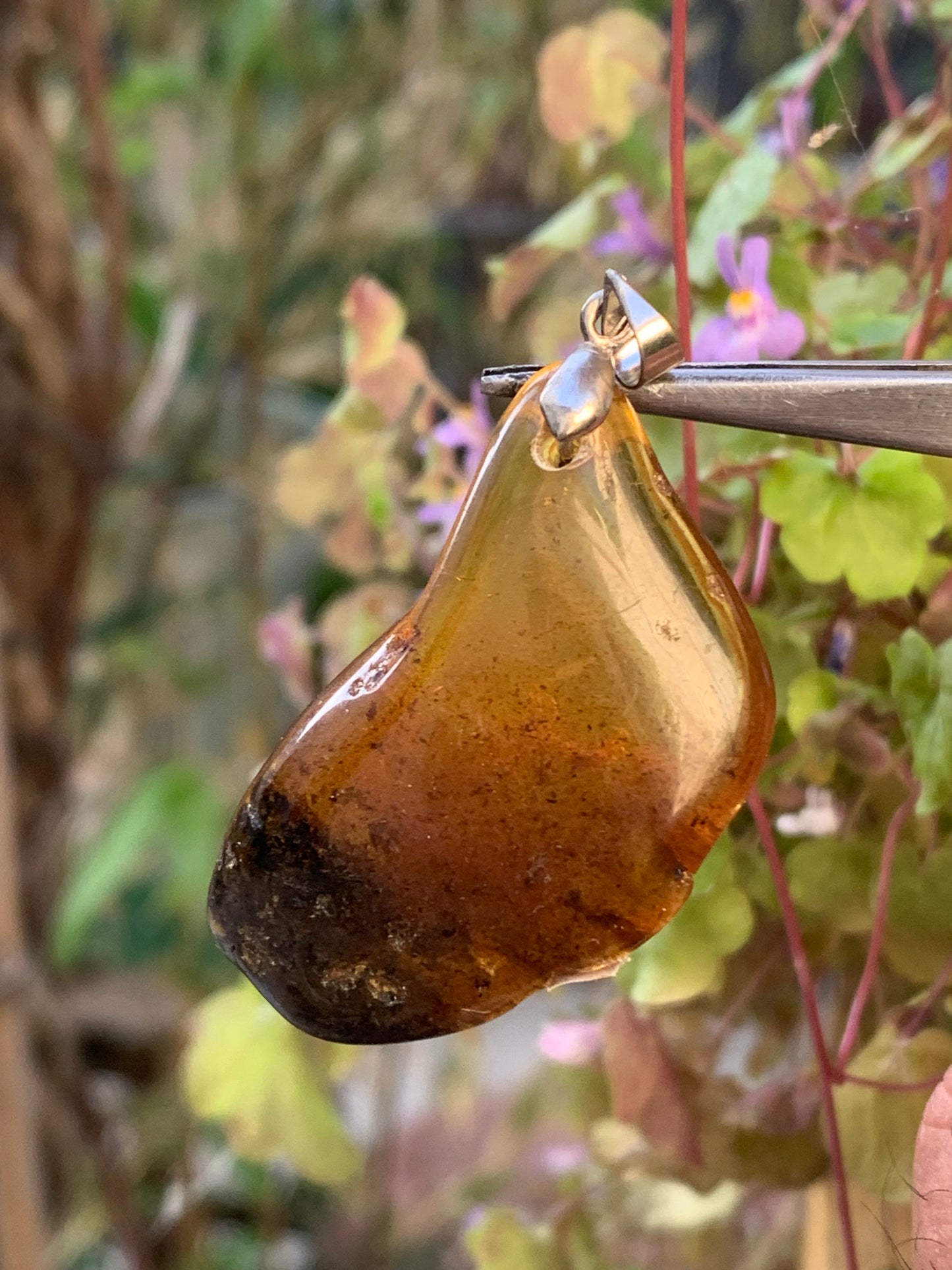 Ambre, pendentif, galet naturel poli de 47x22x10 millimètres, vendu avec cordon coulissant (réglable), en cuir noir de 40 à 70 centimètres !