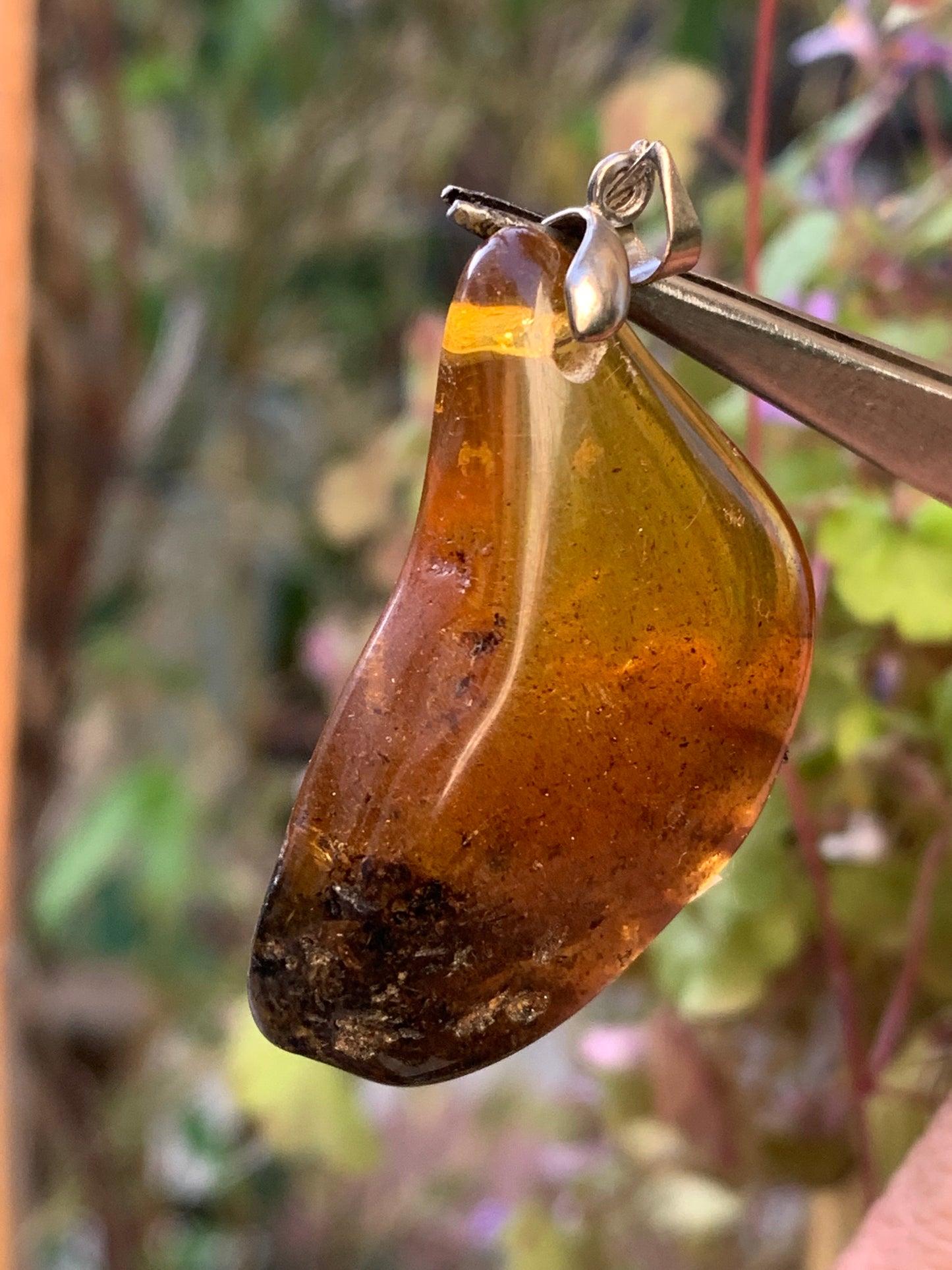 Ambre, pendentif, galet naturel poli de 47x22x10 millimètres, vendu avec cordon coulissant (réglable), en cuir noir de 40 à 70 centimètres !