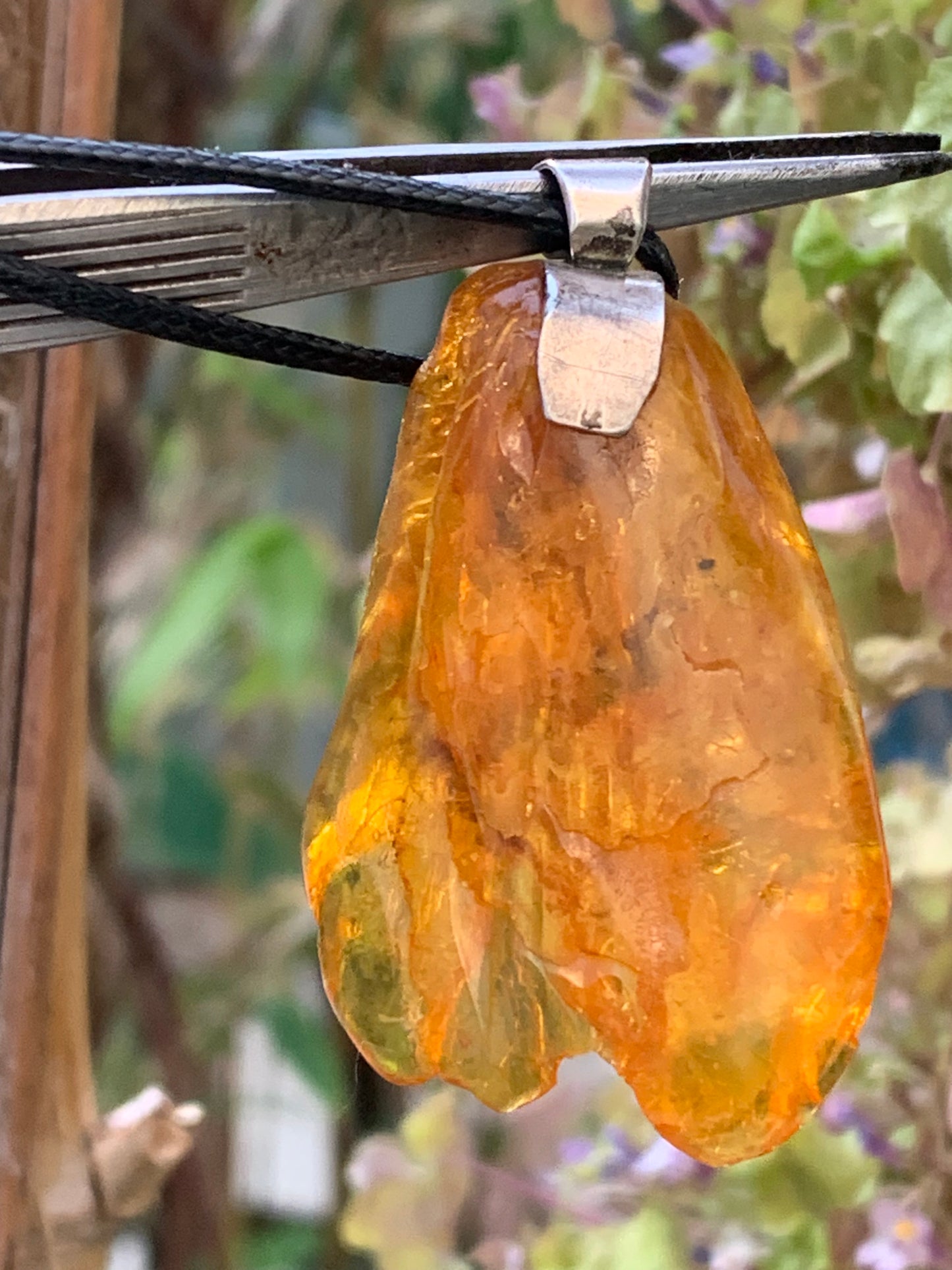 Ambre, pendentif en Argent, galet naturel poli de 52x30x10 millimètres, vendu avec cordon coulissant (réglable), en cuir noir de 40 à 70 centimètres !