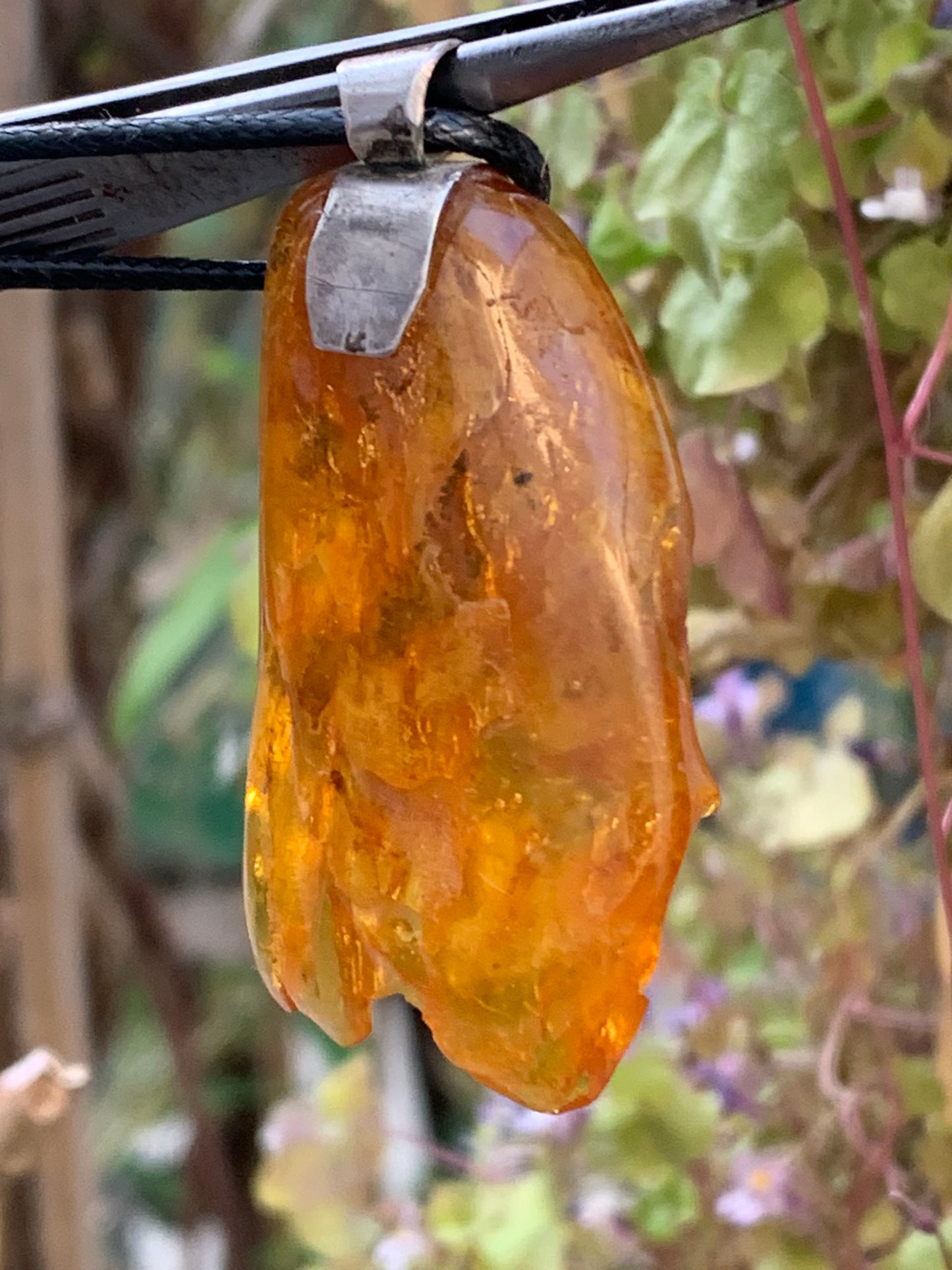 Ambre, pendentif en Argent, galet naturel poli de 52x30x10 millimètres, vendu avec cordon coulissant (réglable), en cuir noir de 40 à 70 centimètres !
