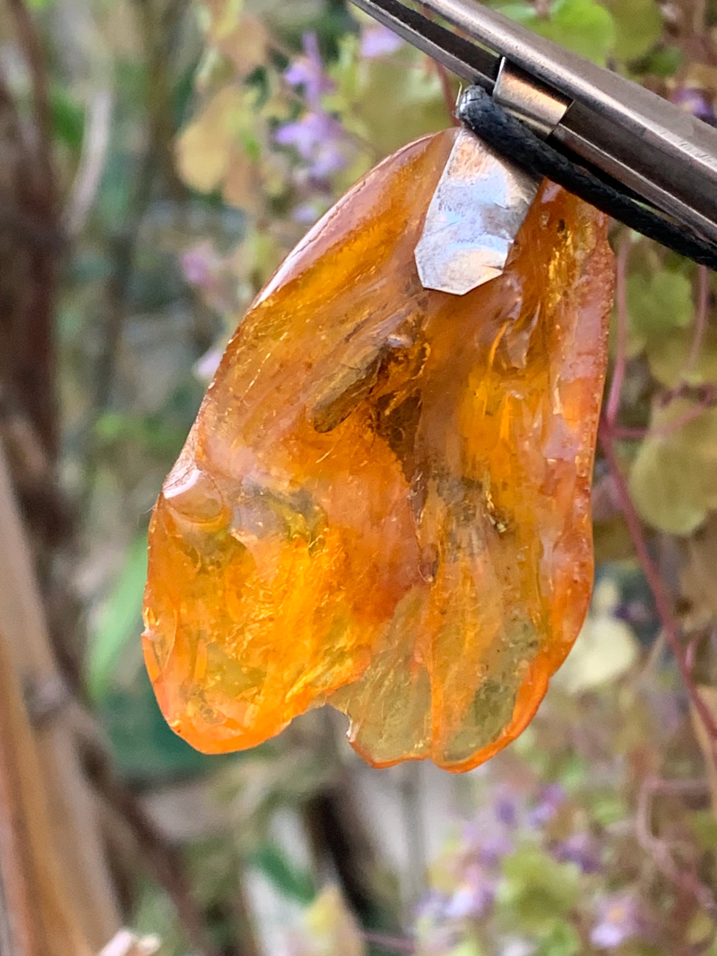 Ambre, pendentif en Argent, galet naturel poli de 52x30x10 millimètres, vendu avec cordon coulissant (réglable), en cuir noir de 40 à 70 centimètres !