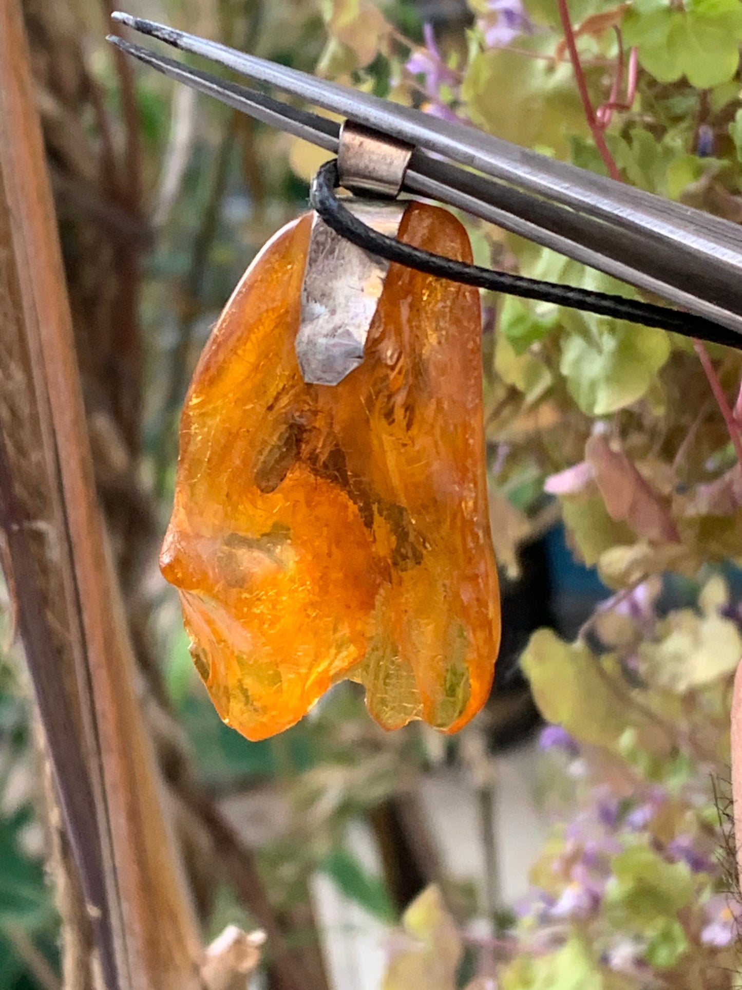 Ambre, pendentif en Argent, galet naturel poli de 52x30x10 millimètres, vendu avec cordon coulissant (réglable), en cuir noir de 40 à 70 centimètres !