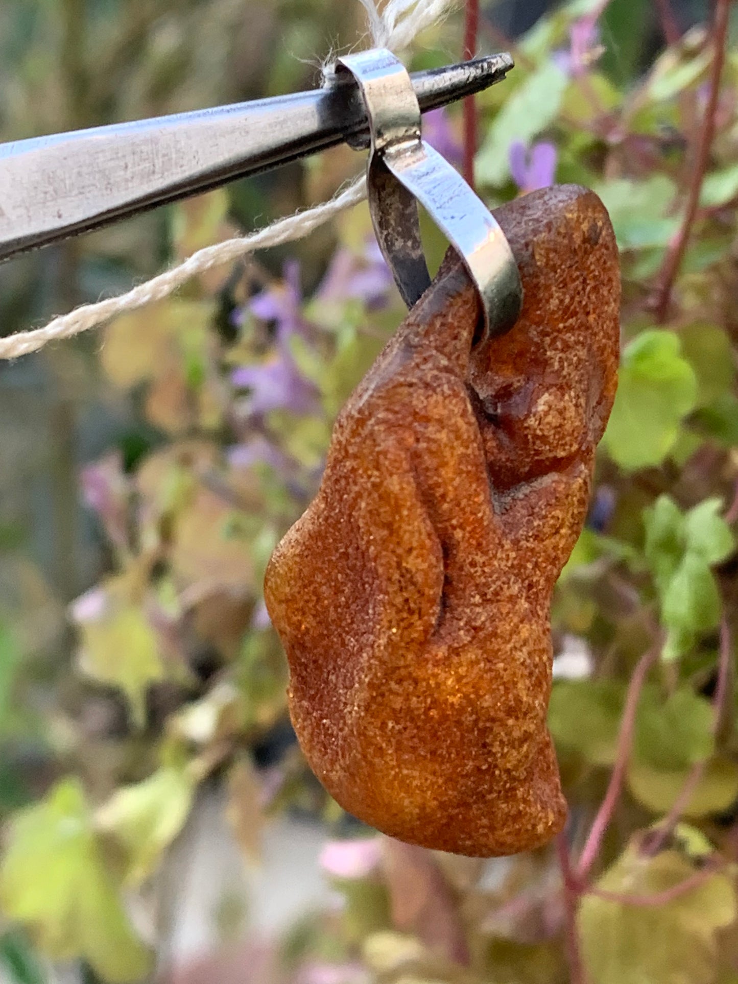 Ambre, pendentif en Argent, galet naturel poli de 50x20x14 millimètres, vendu avec cordon coulissant (réglable), en cuir noir de 40 à 70 centimètres !