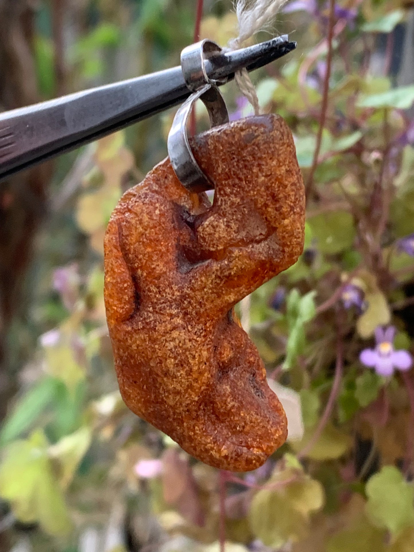 Ambre, pendentif en Argent, galet naturel poli de 50x20x14 millimètres, vendu avec cordon coulissant (réglable), en cuir noir de 40 à 70 centimètres !