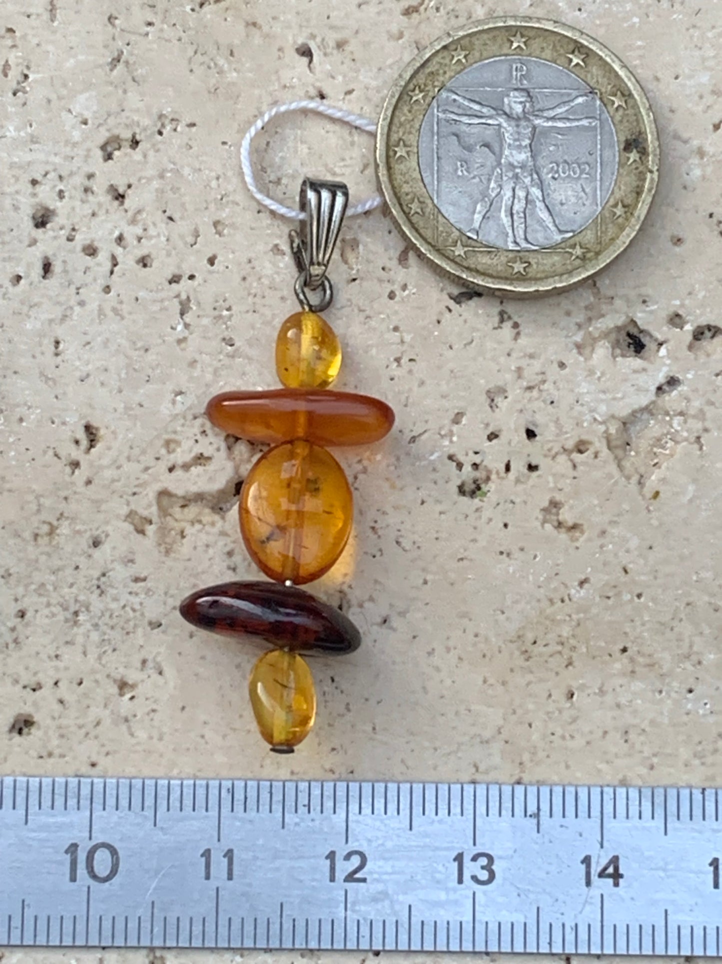Ambre, pendentif fait par G & Z de 45x15x9 millimètres, vendu avec cordon coulissant (réglable), en cuir noir de 40 à 70 centimètres !