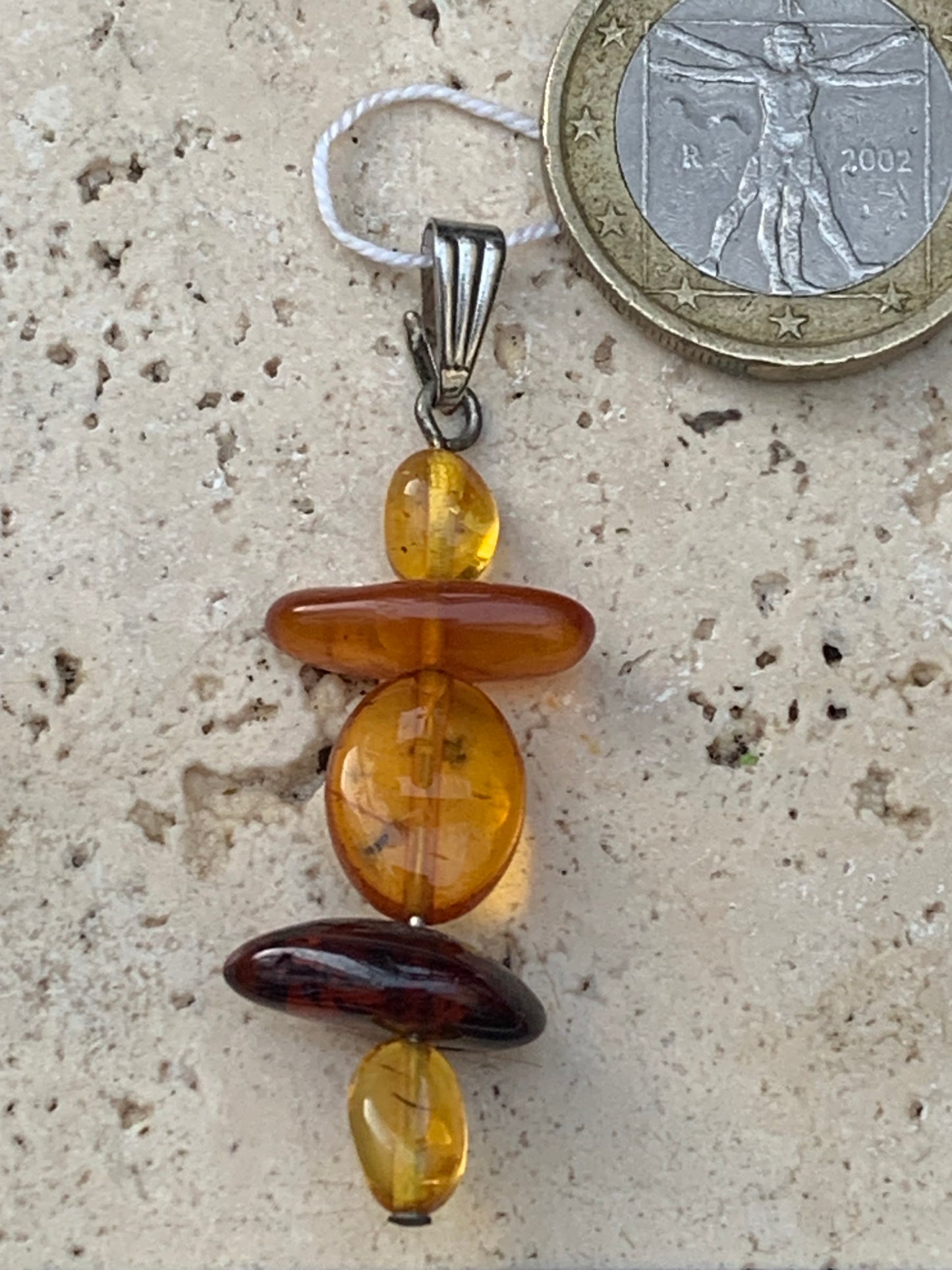 Ambre, pendentif fait par G & Z de 45x15x9 millimètres, vendu avec cordon coulissant (réglable), en cuir noir de 40 à 70 centimètres !