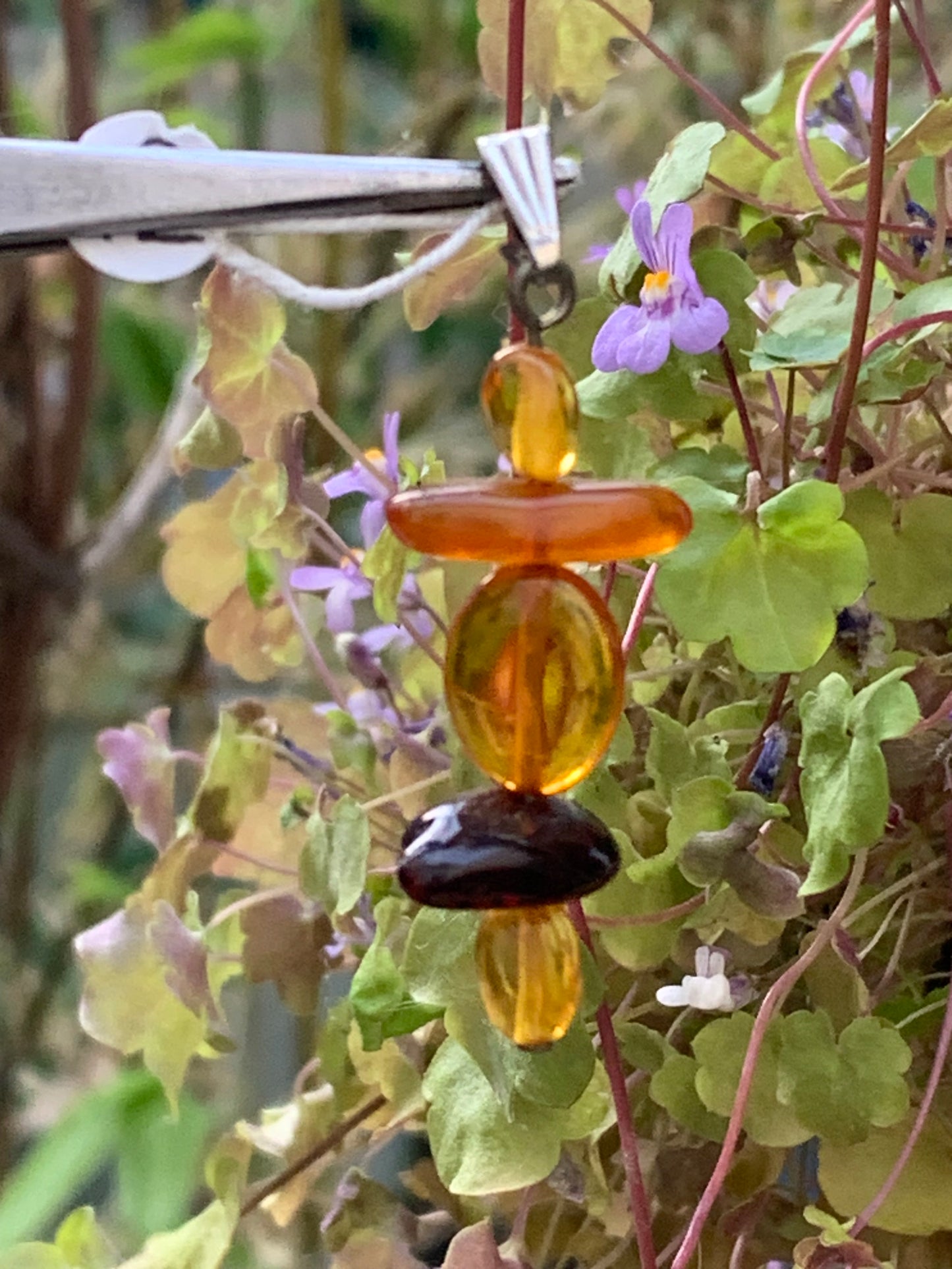 Ambre, pendentif fait par G & Z de 45x15x9 millimètres, vendu avec cordon coulissant (réglable), en cuir noir de 40 à 70 centimètres !