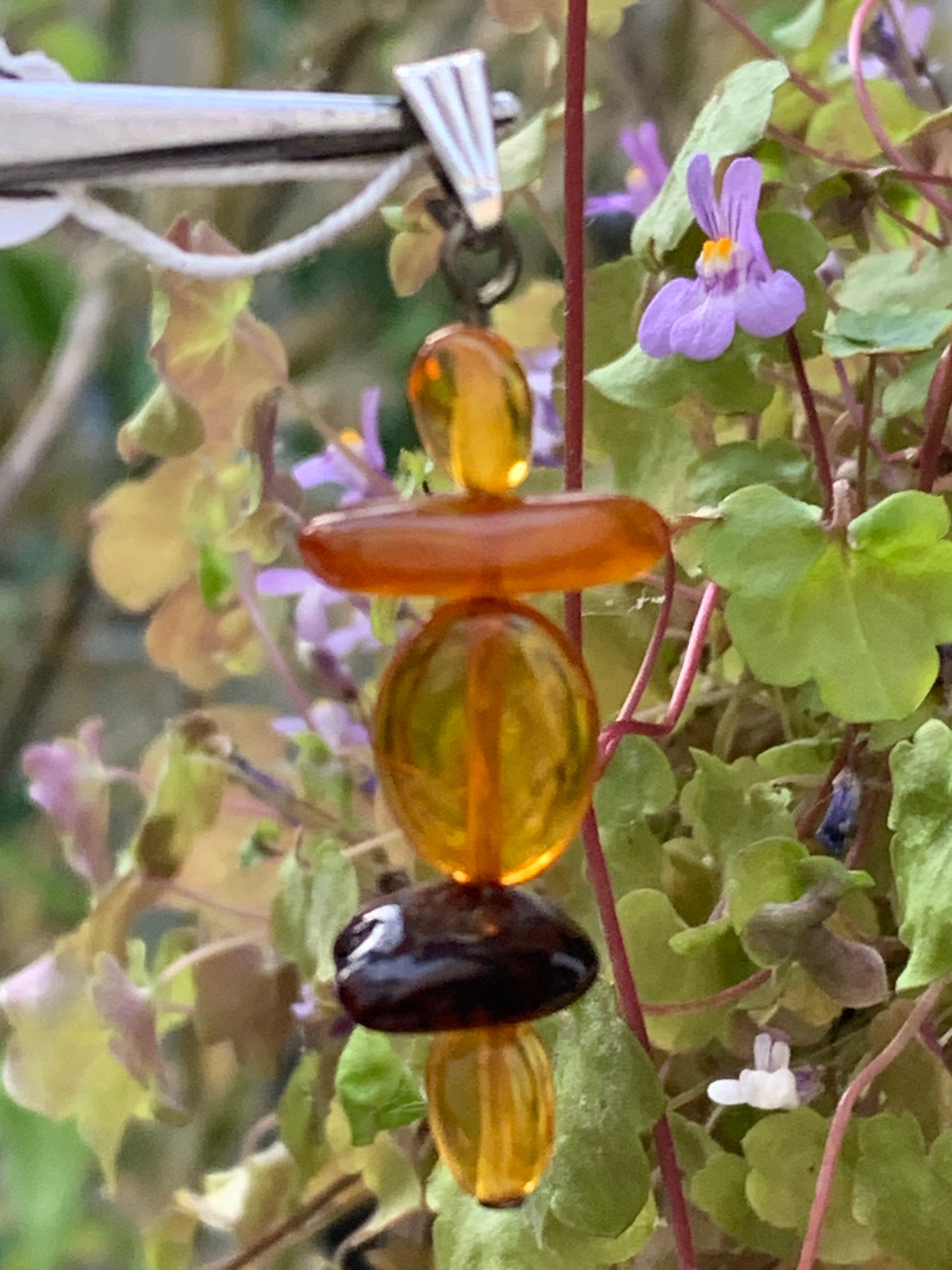 Ambre, pendentif fait par G & Z de 45x15x9 millimètres, vendu avec cordon coulissant (réglable), en cuir noir de 40 à 70 centimètres !