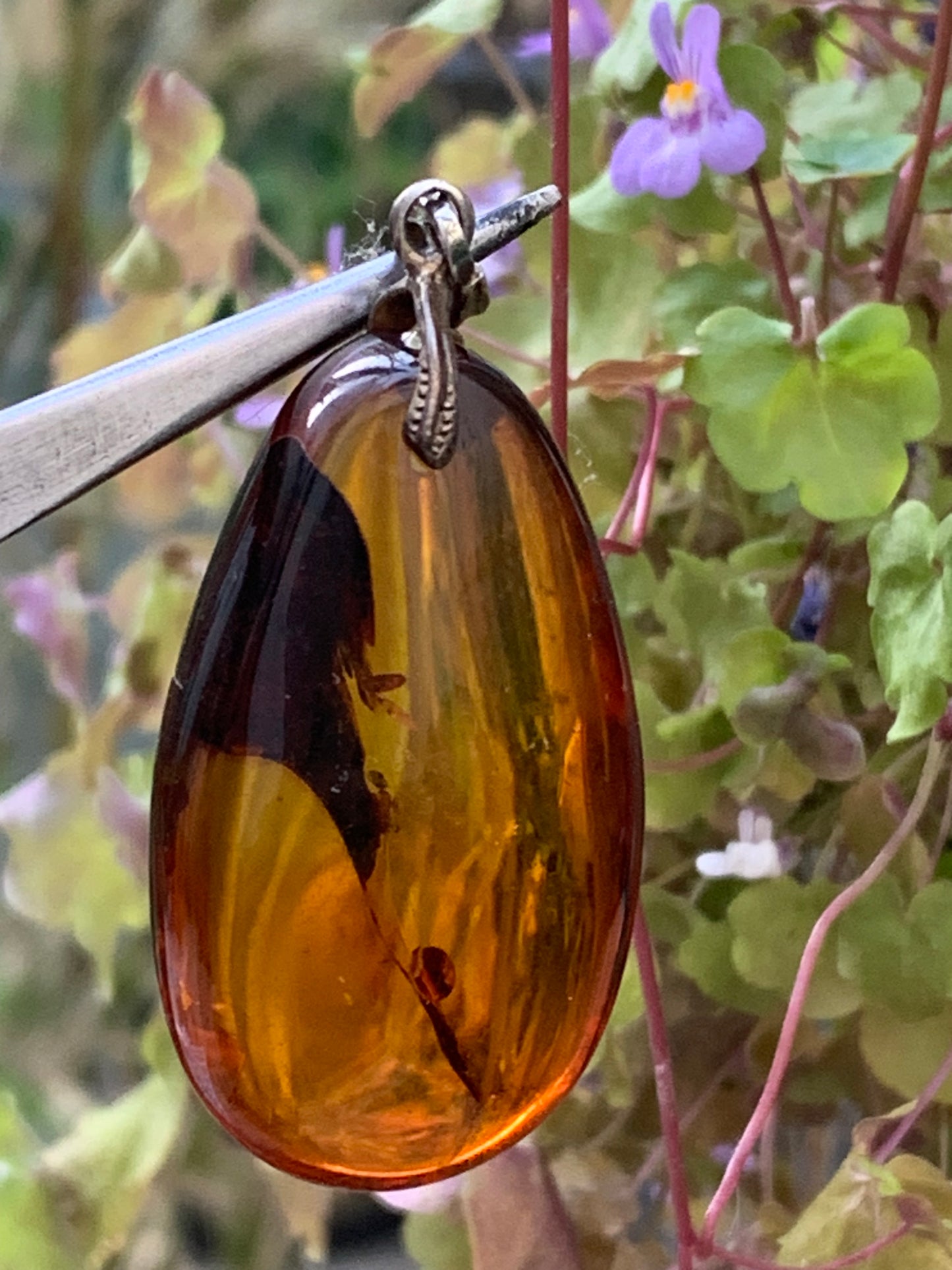 Ambre, pendentif en Argent, galet naturel poli de 50x22x15 millimètres, vendu avec cordon coulissant (réglable), en cuir noir de 40 à 70 centimètres !