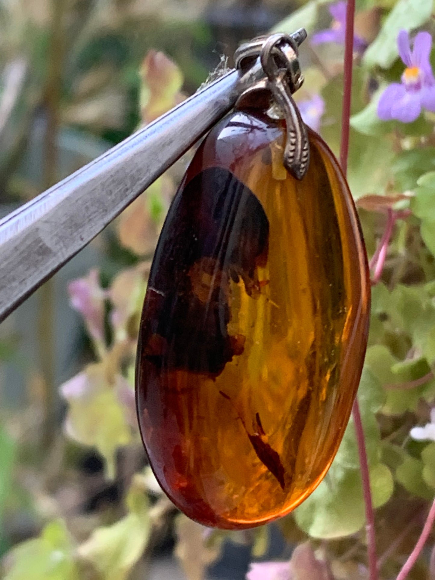 Ambre, pendentif en Argent, galet naturel poli de 50x22x15 millimètres, vendu avec cordon coulissant (réglable), en cuir noir de 40 à 70 centimètres !