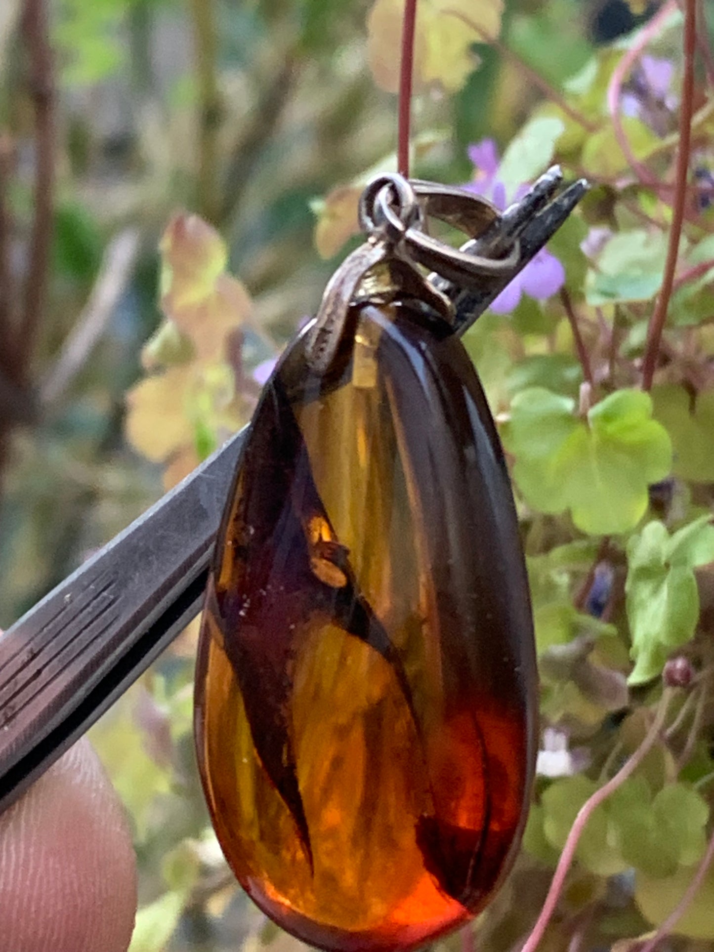 Ambre, pendentif en Argent, galet naturel poli de 50x22x15 millimètres, vendu avec cordon coulissant (réglable), en cuir noir de 40 à 70 centimètres !