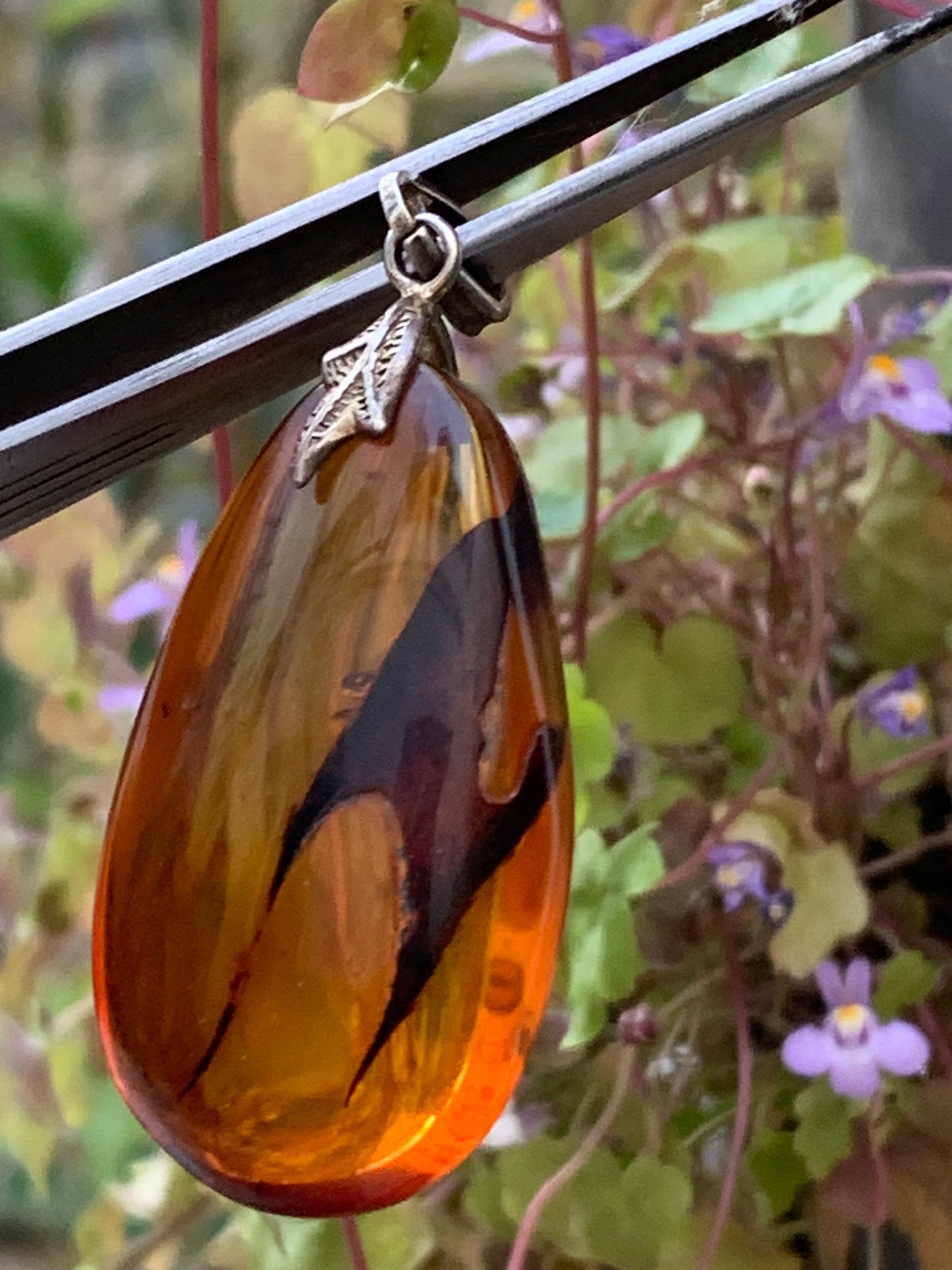 Ambre, pendentif en Argent, galet naturel poli de 50x22x15 millimètres, vendu avec cordon coulissant (réglable), en cuir noir de 40 à 70 centimètres !