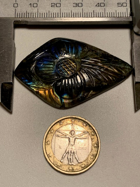 Labradorite, cabochon gravé de 52 mm x 32 x 7 - 14,6 gr. - Qualité AA à AAA, parfait pour être monter en bijoux ou collection !