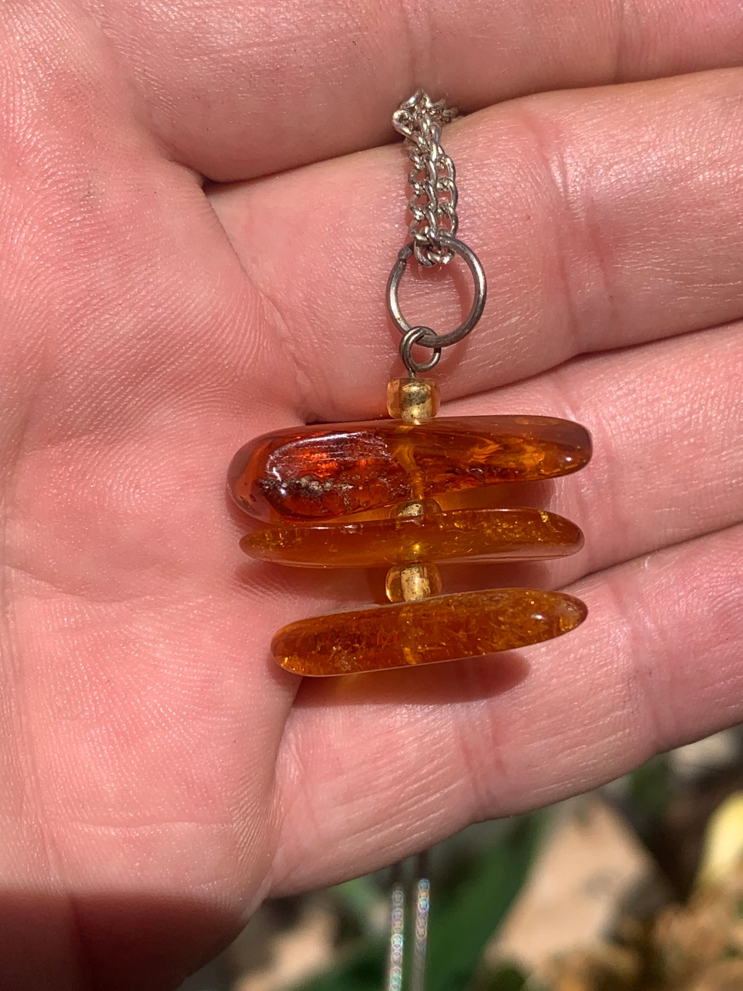 Ambre, pendentif de 3 galets naturels polis de 32x30x15 millimètres, vendu avec cordon coulissant (réglable), en cuir noir de 40 à 70 centimètres !