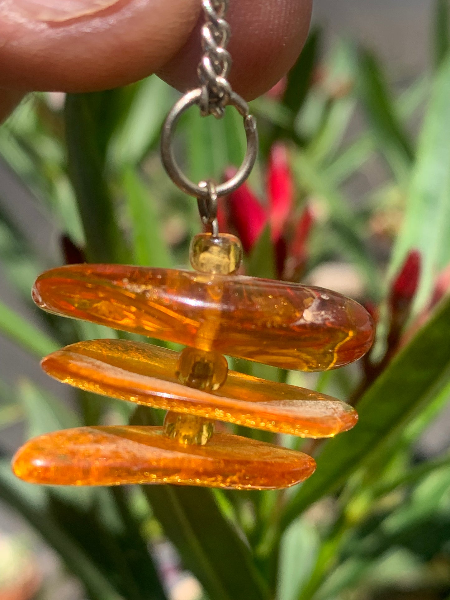 Ambre, pendentif de 3 galets naturels polis de 32x30x15 millimètres, vendu avec cordon coulissant (réglable), en cuir noir de 40 à 70 centimètres !