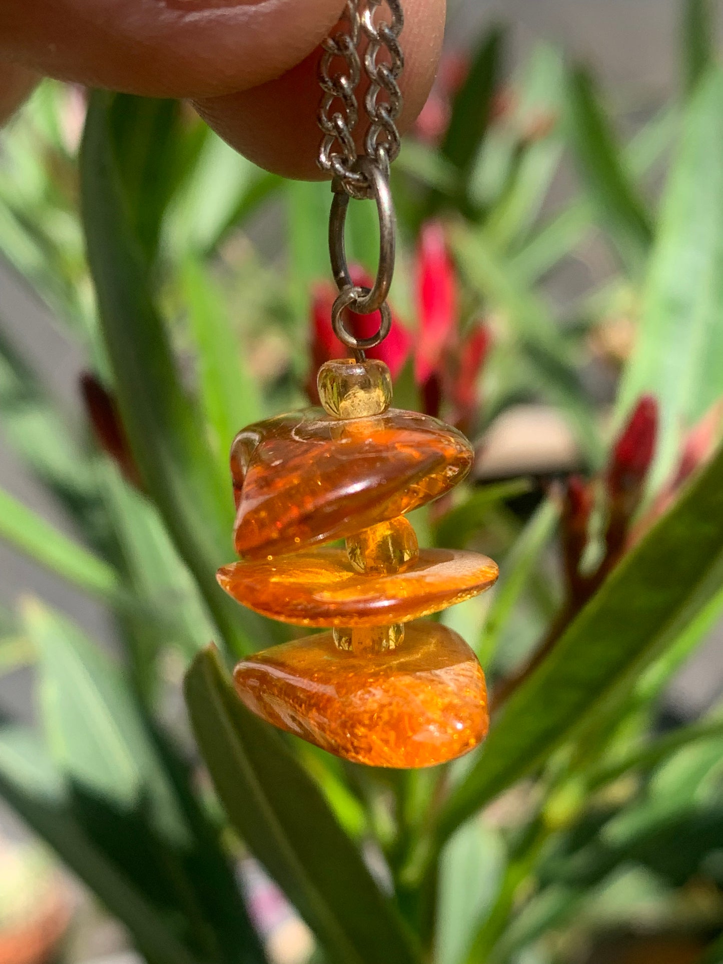 Ambre, pendentif de 3 galets naturels polis de 32x30x15 millimètres, vendu avec cordon coulissant (réglable), en cuir noir de 40 à 70 centimètres !