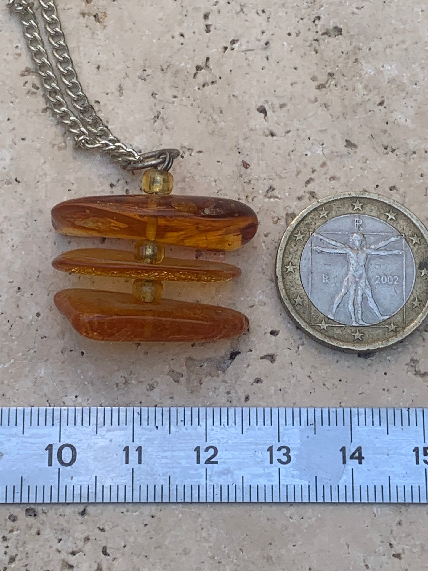 Ambre, pendentif de 3 galets naturels polis de 32x30x15 millimètres, vendu avec cordon coulissant (réglable), en cuir noir de 40 à 70 centimètres !