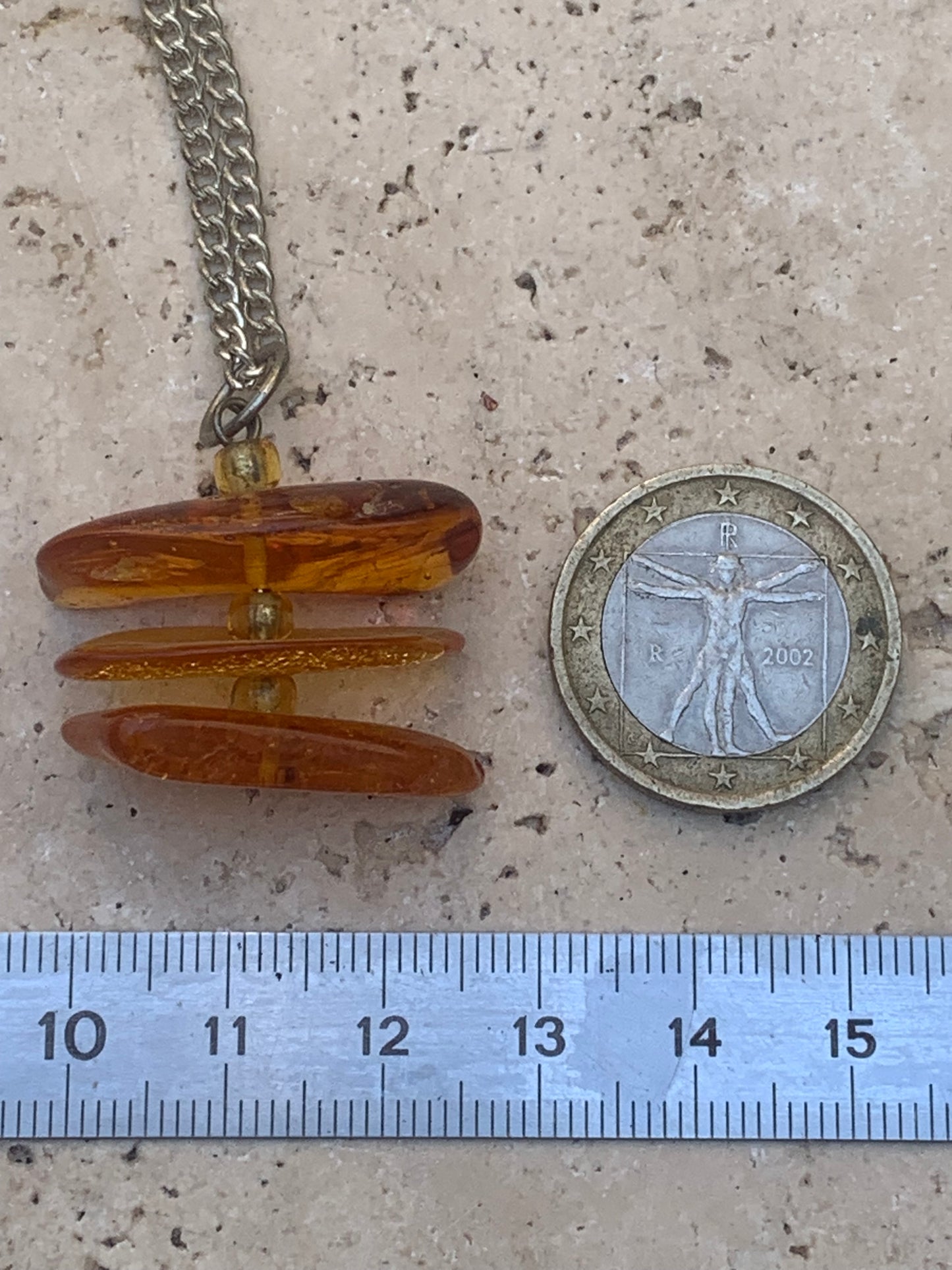 Ambre, pendentif de 3 galets naturels polis de 32x30x15 millimètres, vendu avec cordon coulissant (réglable), en cuir noir de 40 à 70 centimètres !