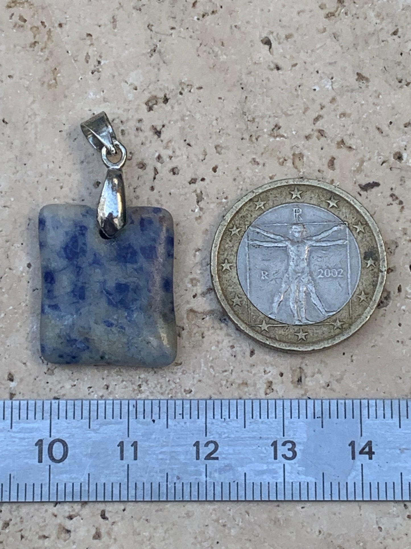 Sodalite, pendentif de 34x18x5 millimètres, vendu avec cordon coulissant (réglable), en cuir noir de 40 à 70 centimètres !
