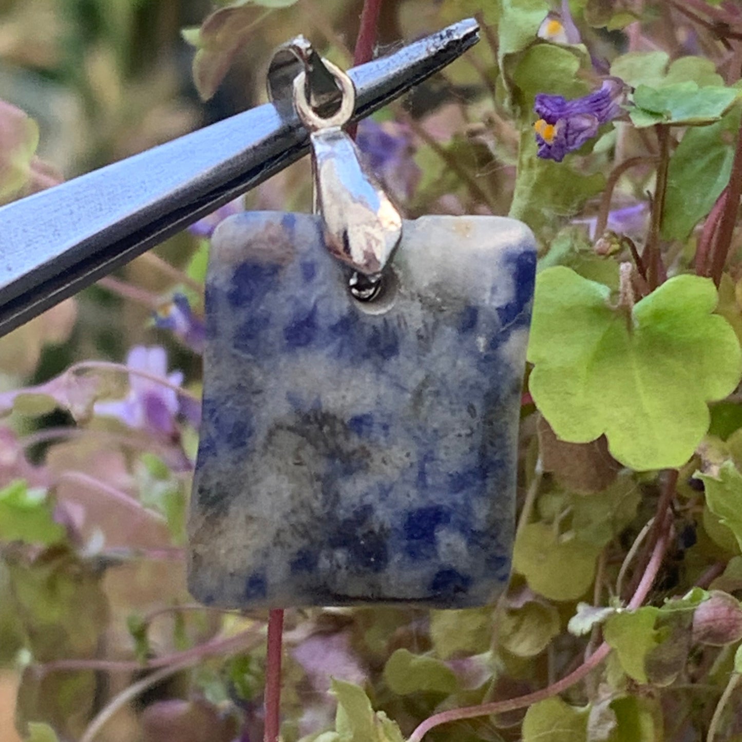 Sodalite, pendentif de 34x18x5 millimètres, vendu avec cordon coulissant (réglable), en cuir noir de 40 à 70 centimètres !